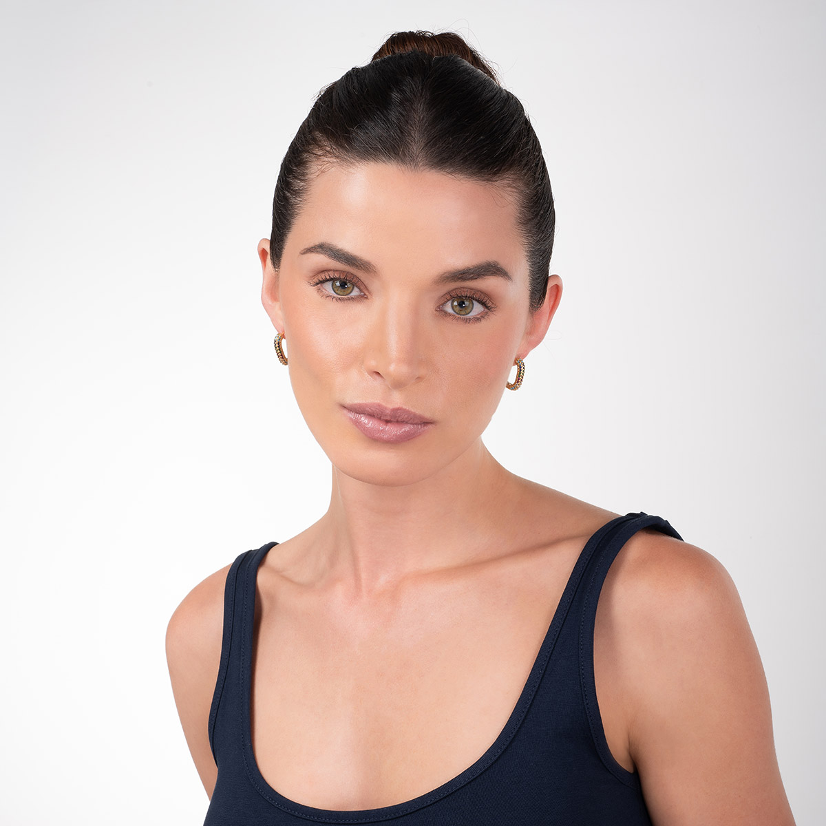 Pendientes de aro dorados con piedras de colores