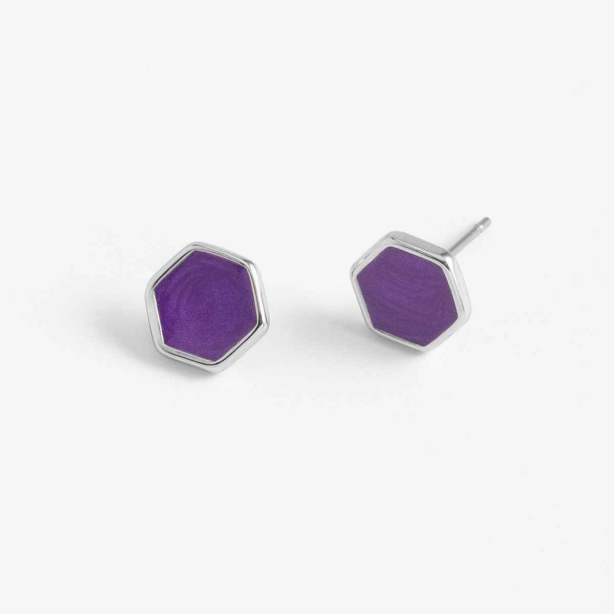 Aretes en baño de rodio diseño hexagonal tono morado
