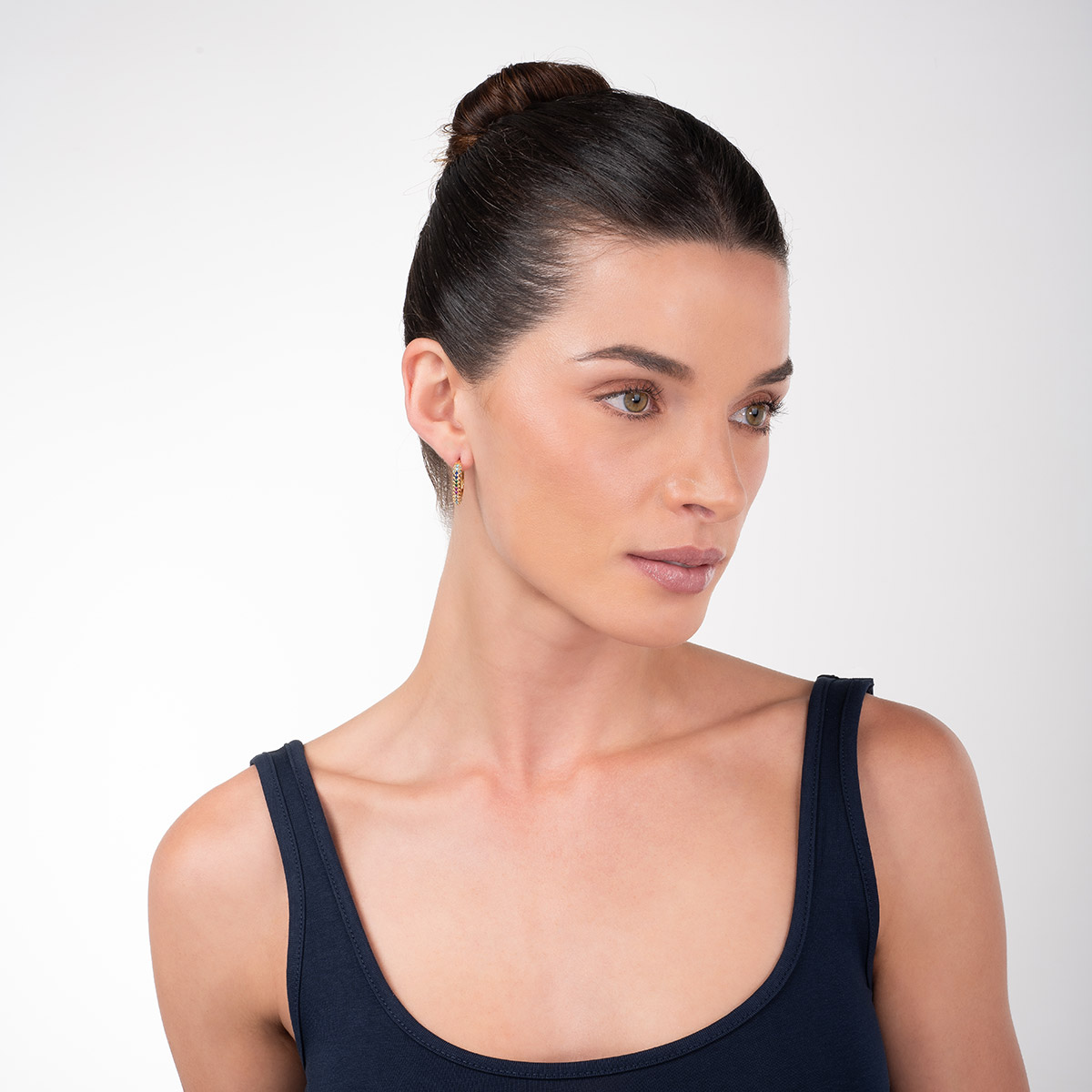 Pendientes de aro dorados con piedras de colores