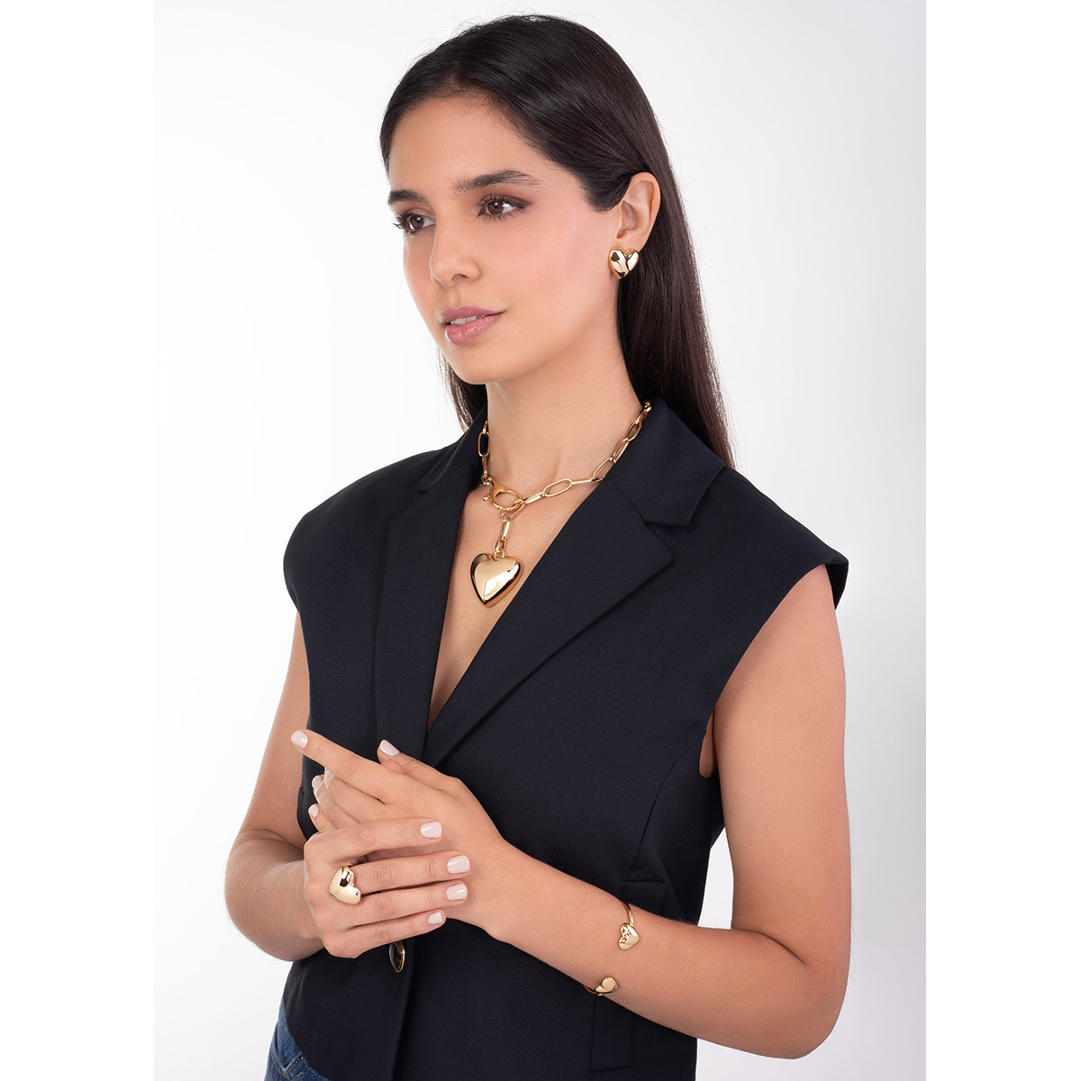 Anillo en baño de oro con diseño de corazón contemporáneo