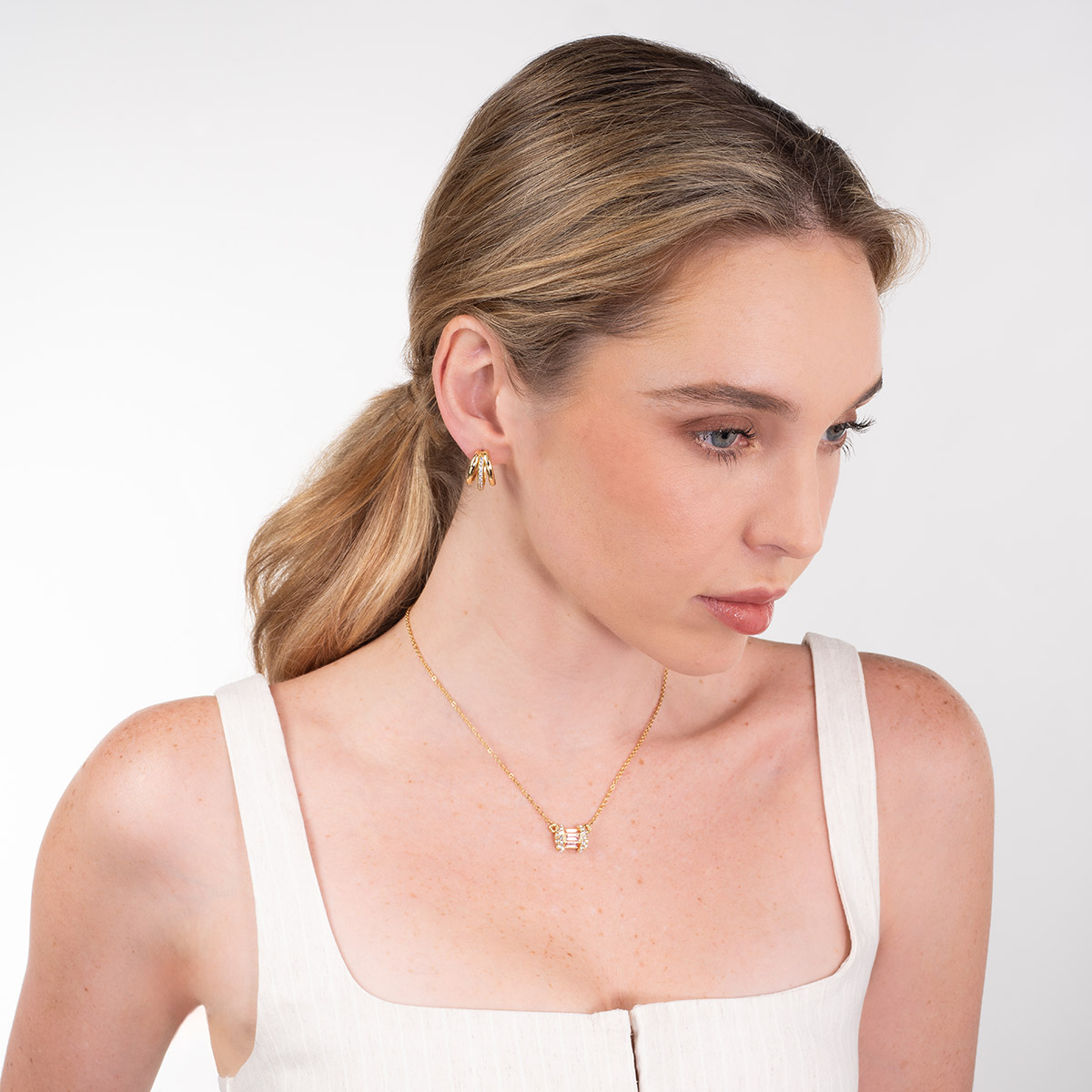 Aretes en baño de oro diseño triple aro y piedras brillante