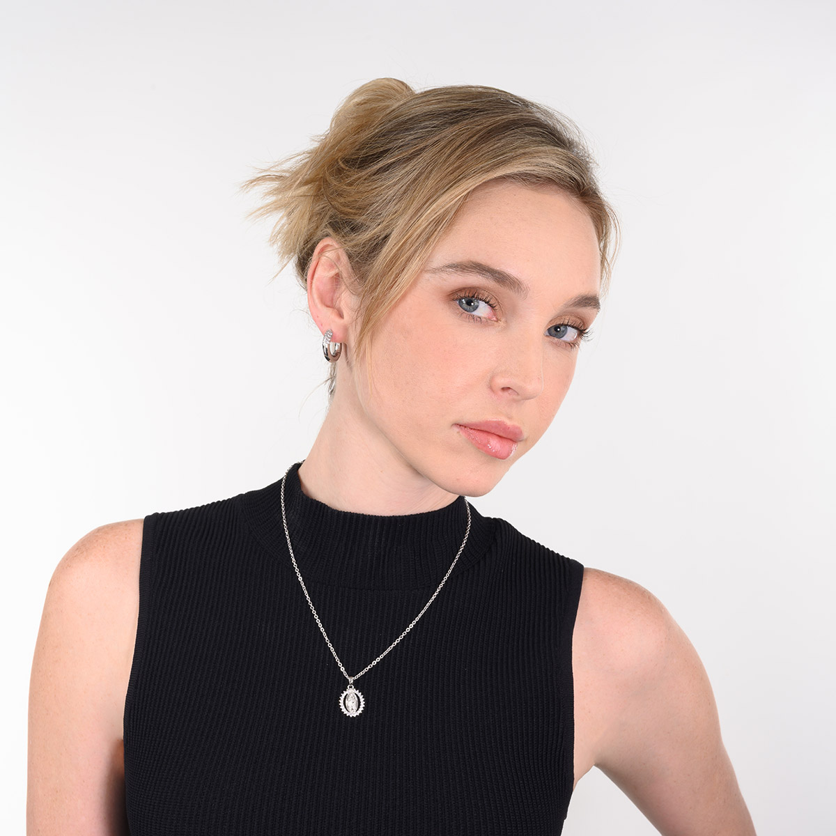 Collar Virgen de Guadalupe en baño de rodio con medalla y piedras tono brillante