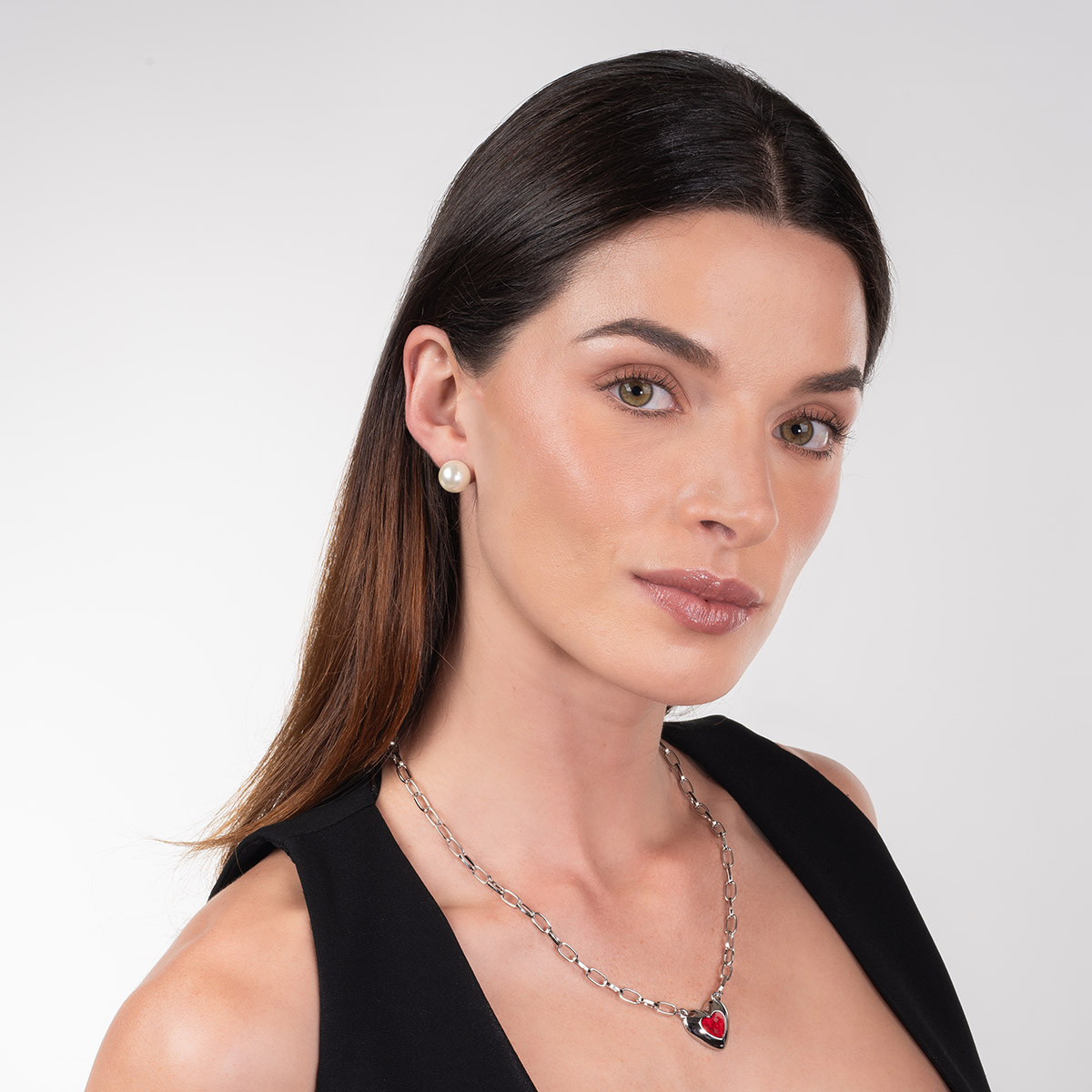 Collar en baño de rodio con dije de corazón rojo moderno