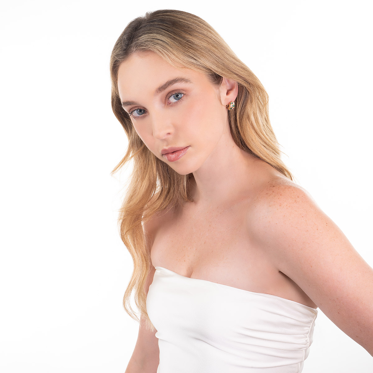 Aretes en baño de oro piedras esmeralda y rosa diseño ancho