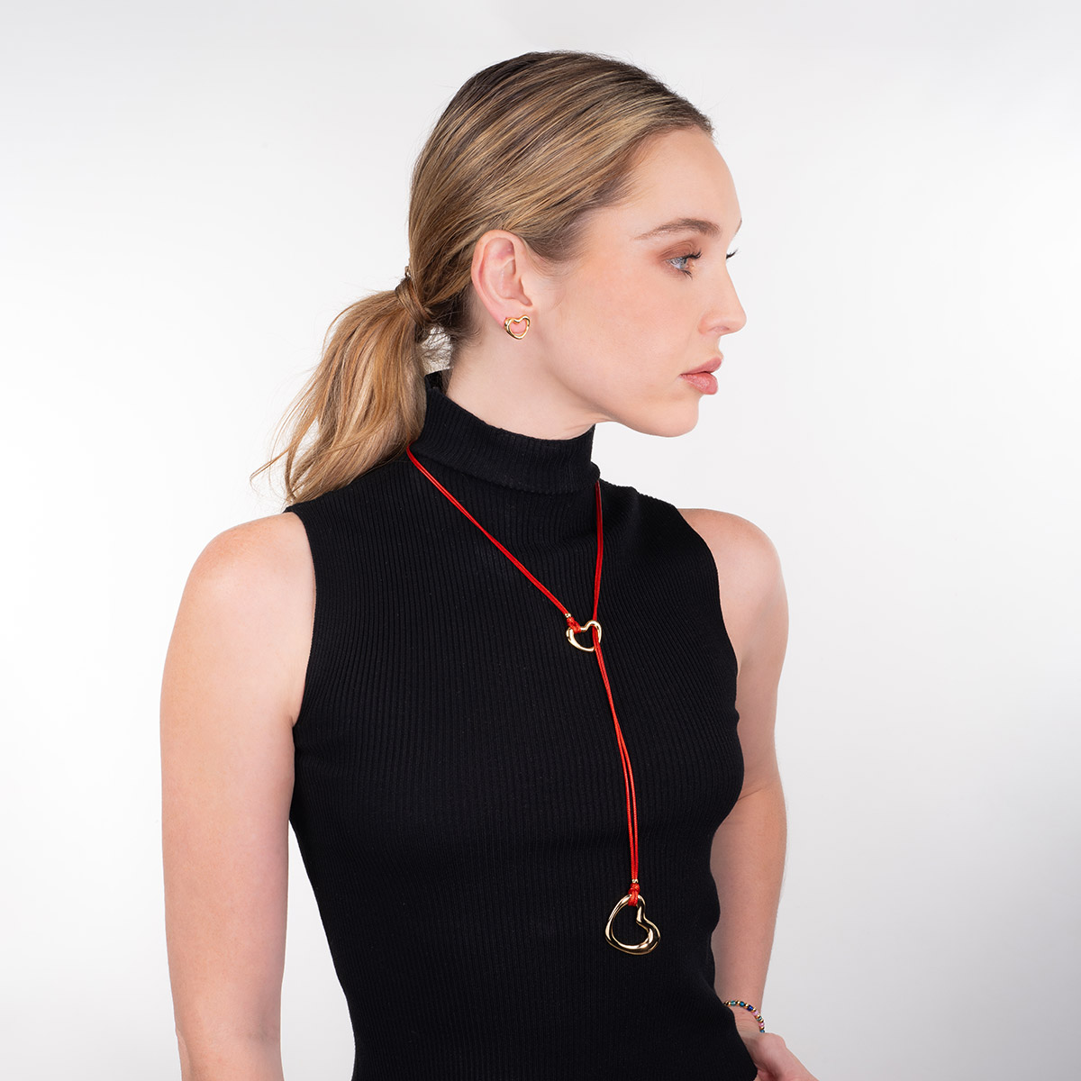 Aretes en baño de oro con diseño de corazón calado orgánico