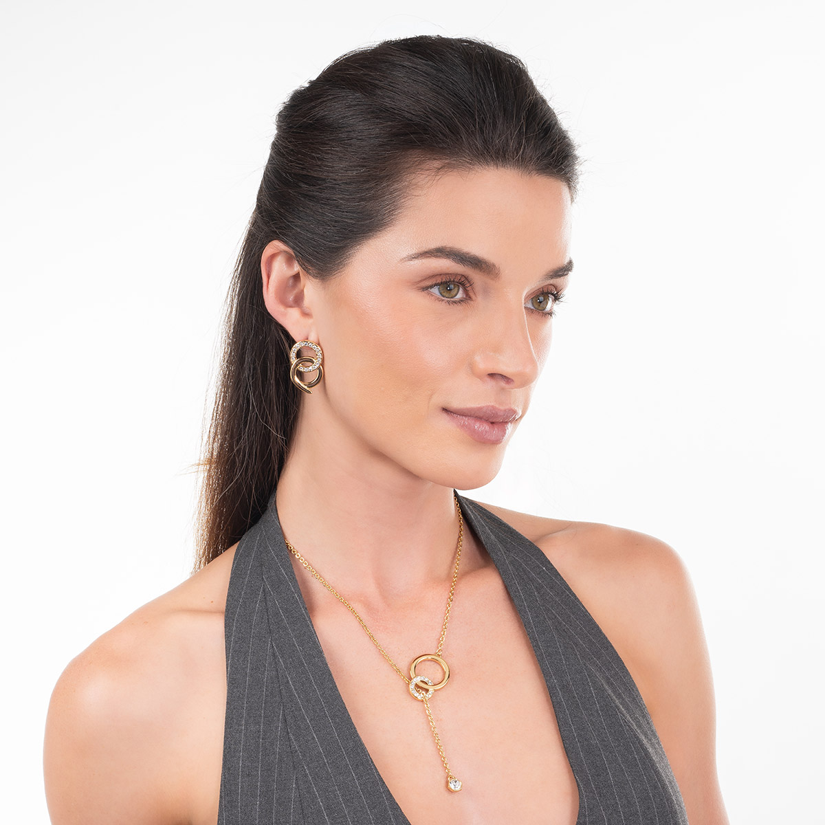 Aretes en baño de oro círculos entrelazados con piedras brillante