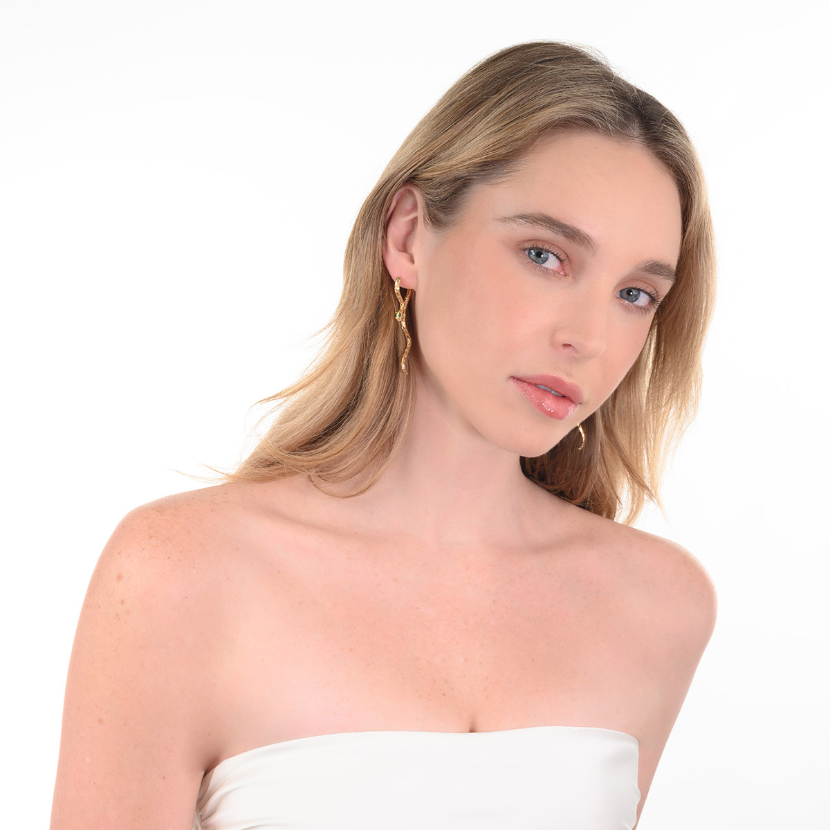 Aretes en baño de oro diseño serpiente con piedra esmeralda