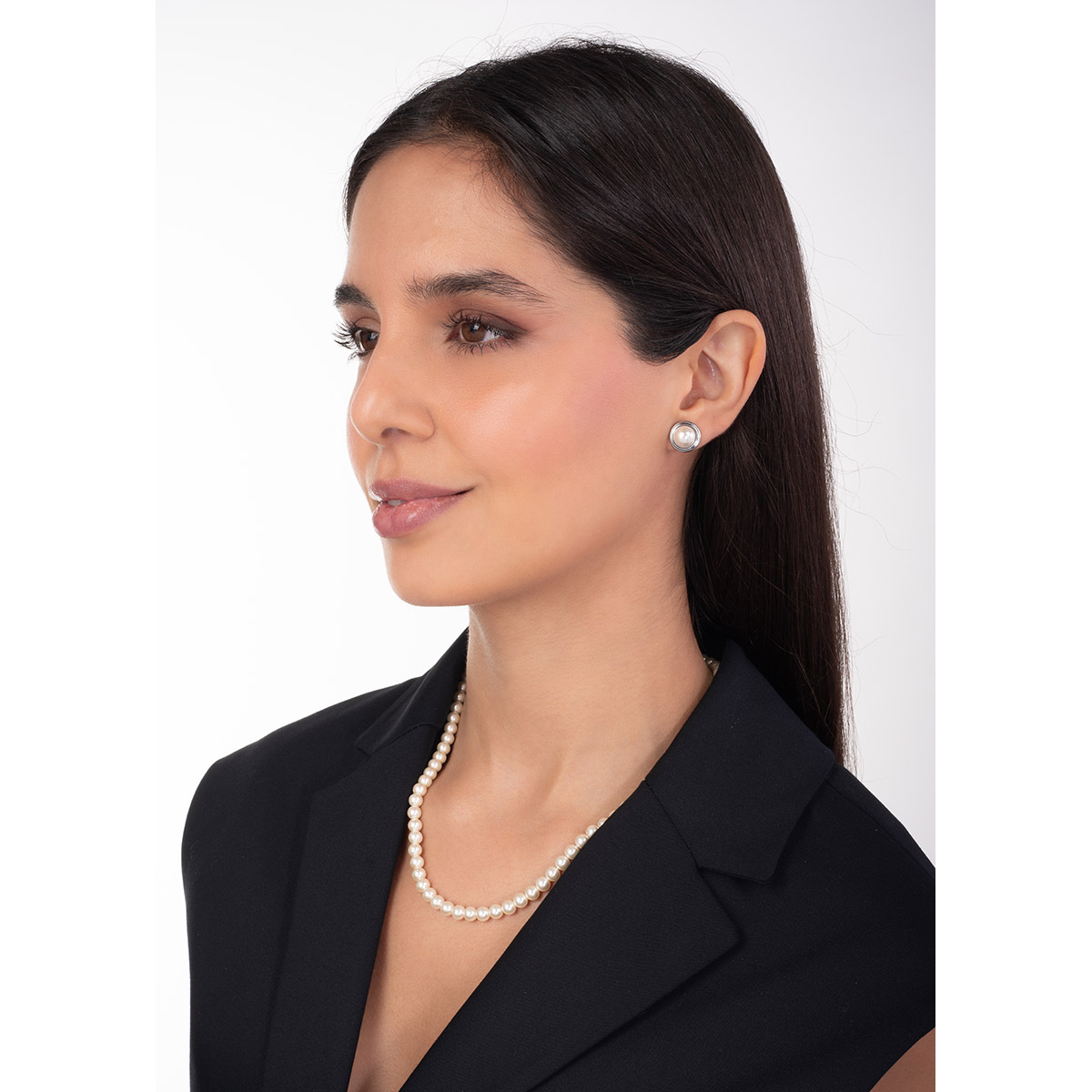 Aretes en baño de rodio con perlas en tono crema clásico