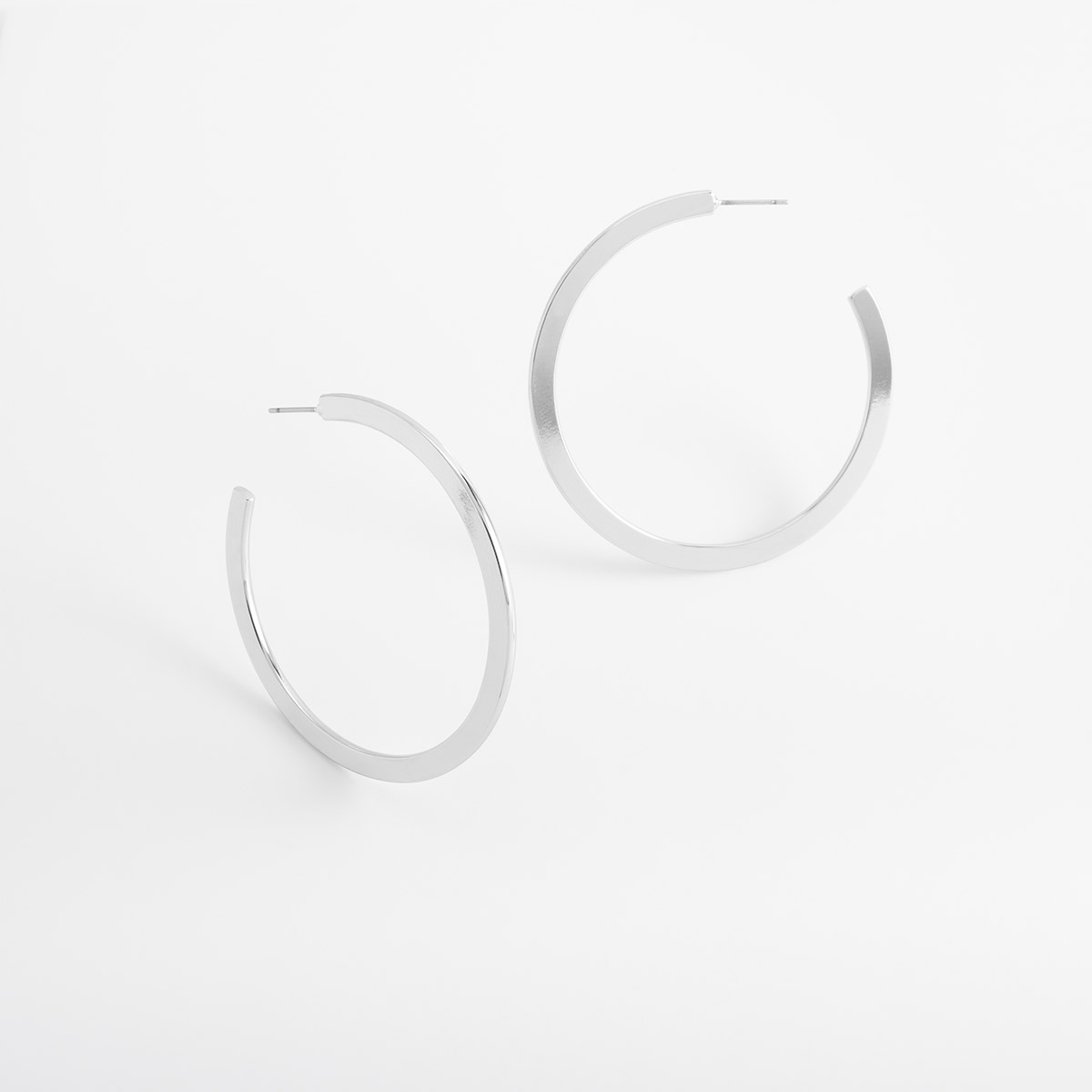 Aretes en baño de rodio diseño tipo aro