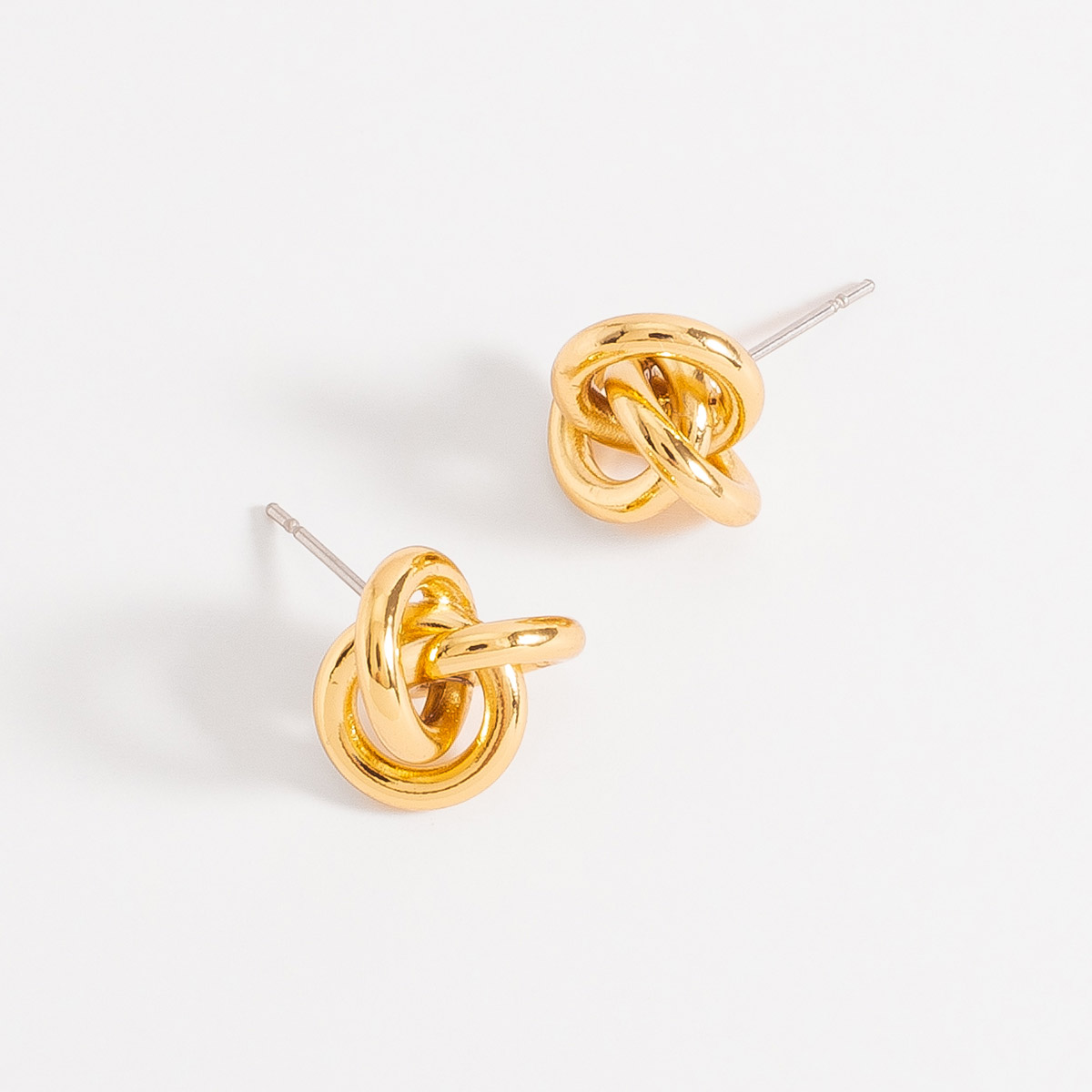 Aretes de nudo dorado
