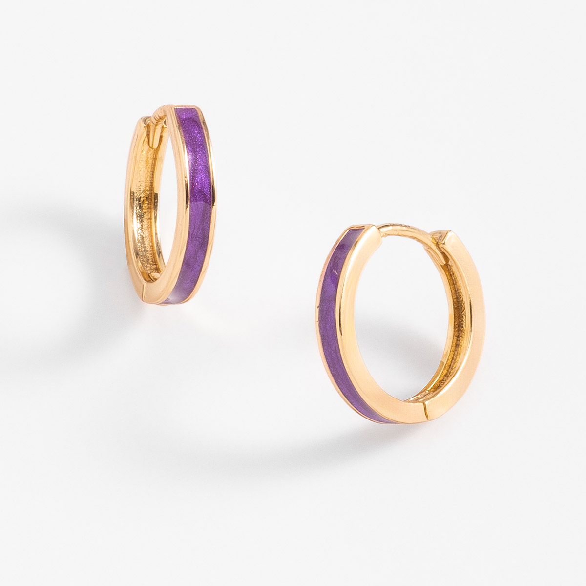 Aretes en baño de oro con esmalte brillante en tono morado