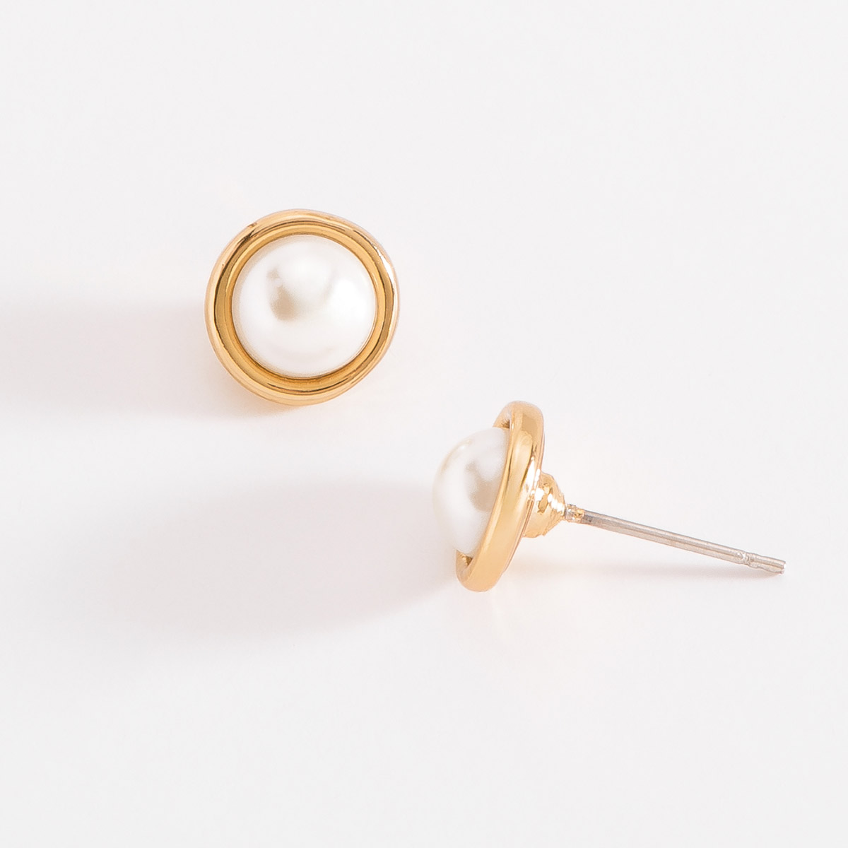 Aretes baño de oro con media perla incrustada