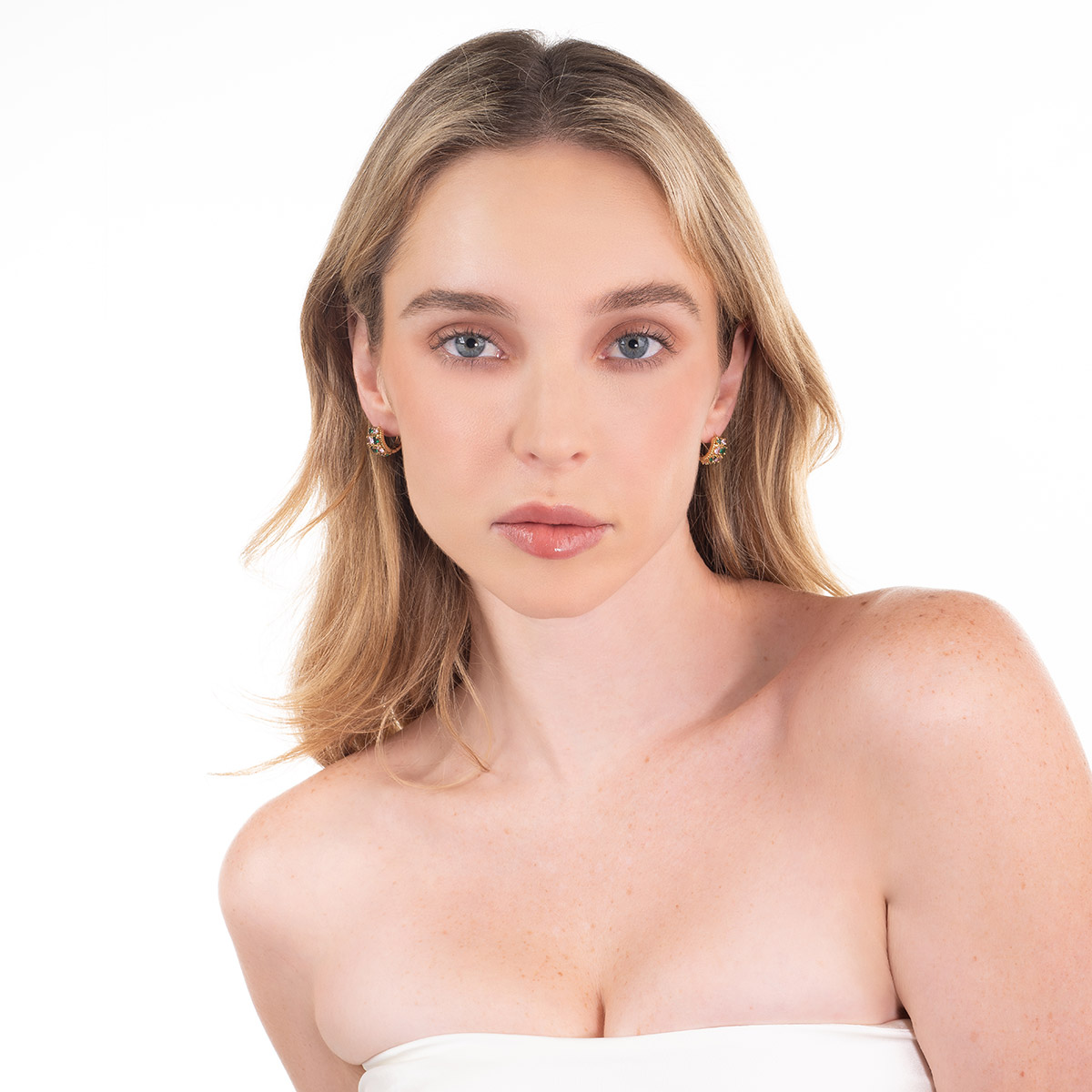 Aretes en baño de oro piedras esmeralda y rosa diseño ancho