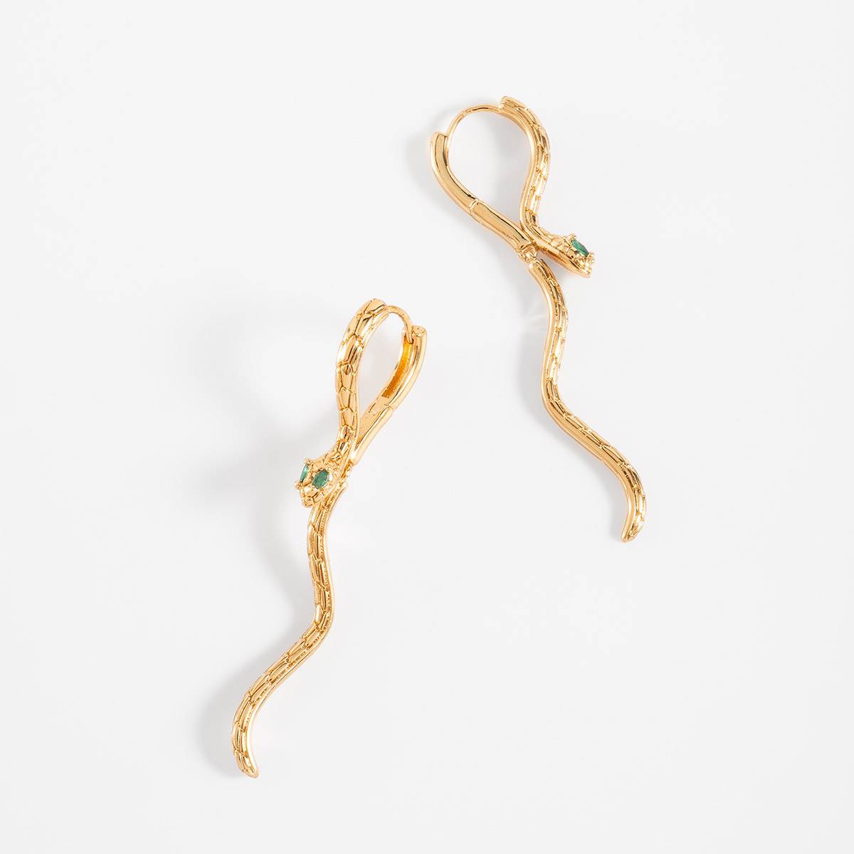 Aretes en baño de oro diseño serpiente con piedra esmeralda