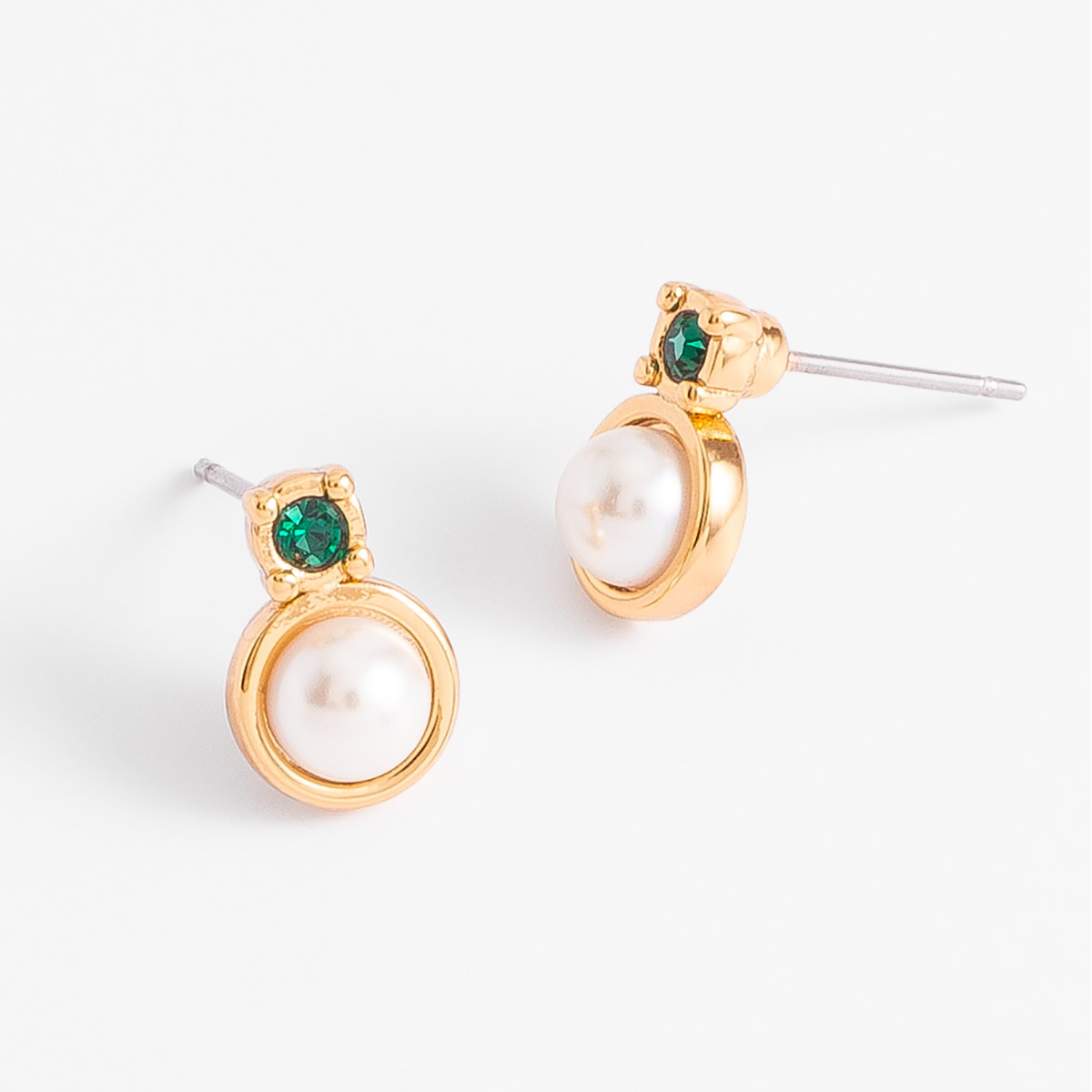 Aretes con perla tono crema y piedra en tono verde con baño de oro