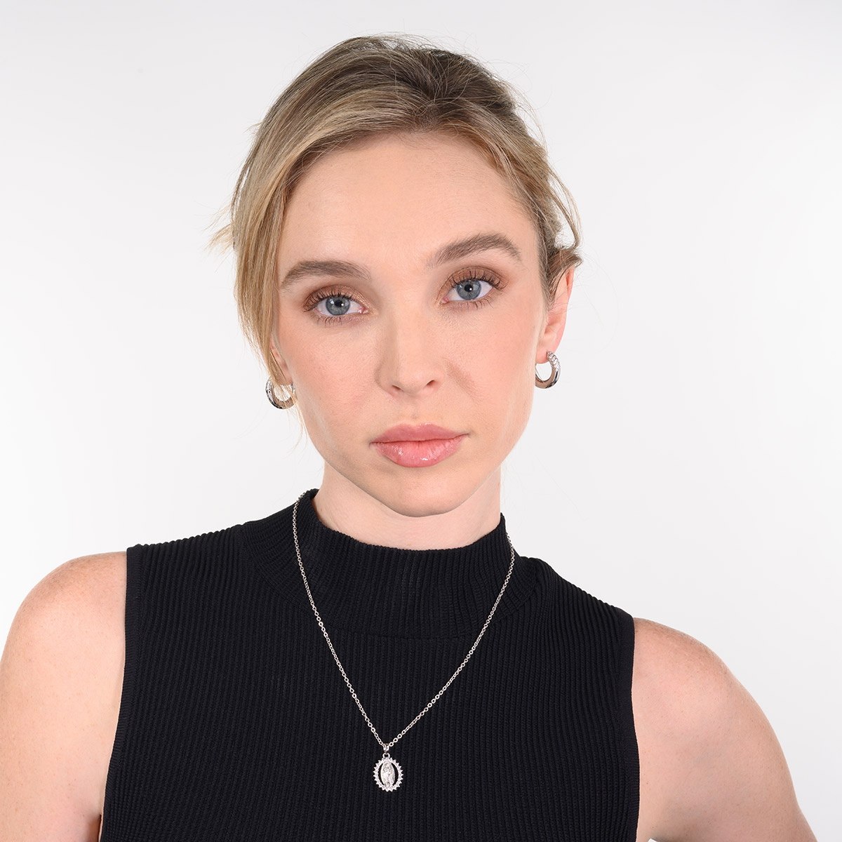 Collar Virgen de Guadalupe en baño de rodio con medalla y piedras tono brillante