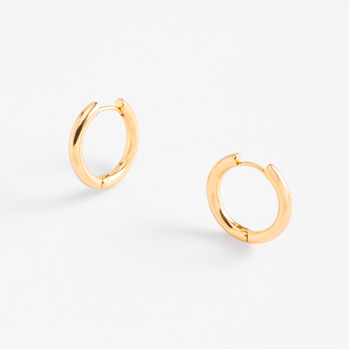 Aretes en baño de oro diseño de aro liso contemporáneo