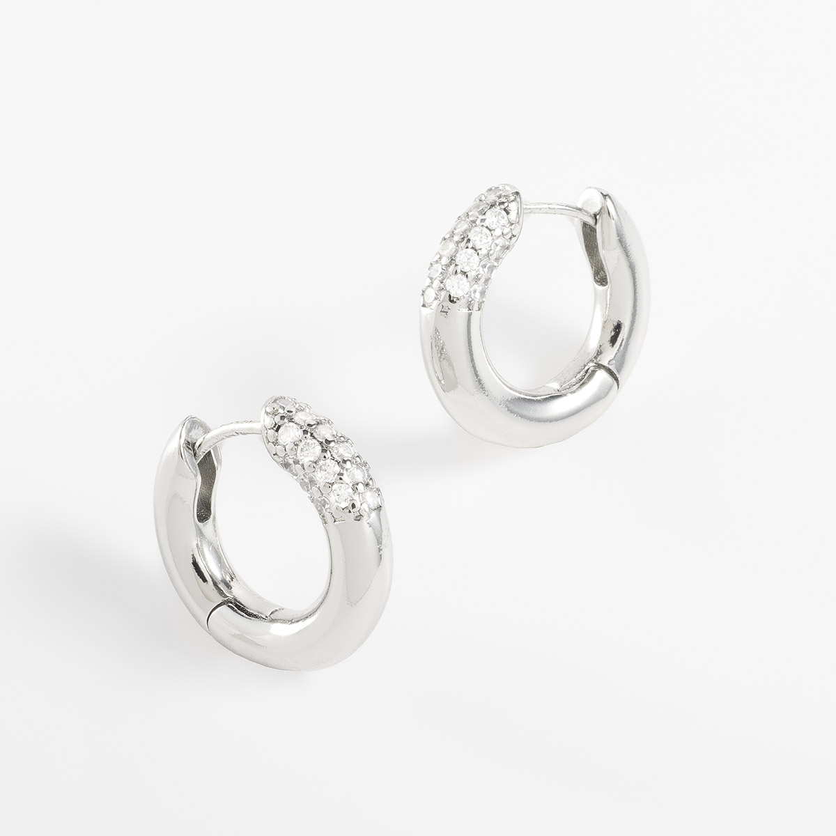 Aretes en baño de rodio diseño aro con piedras tono brillante