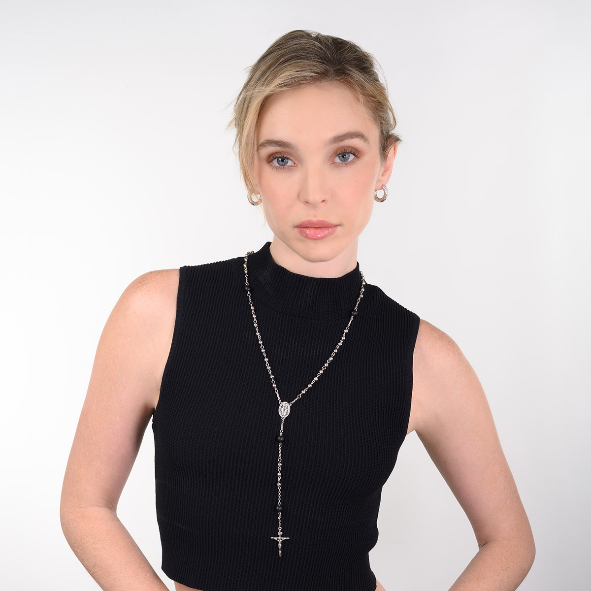 Aretes en baño de rodio diseño aro con piedras tono brillante