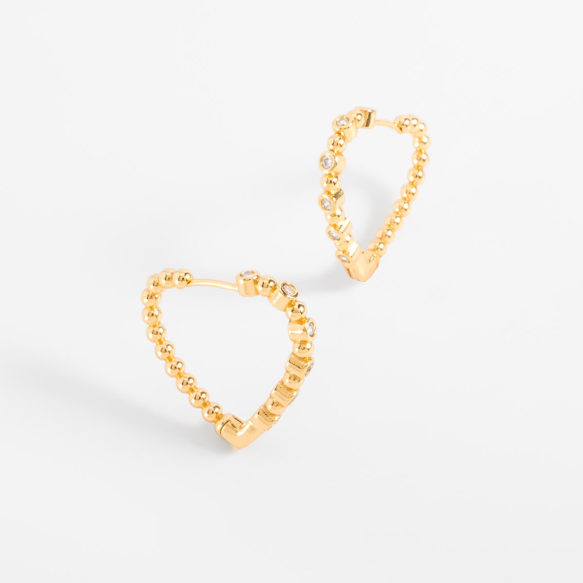 Aretes en baño de oro corazones detalle piedras toque brillante
