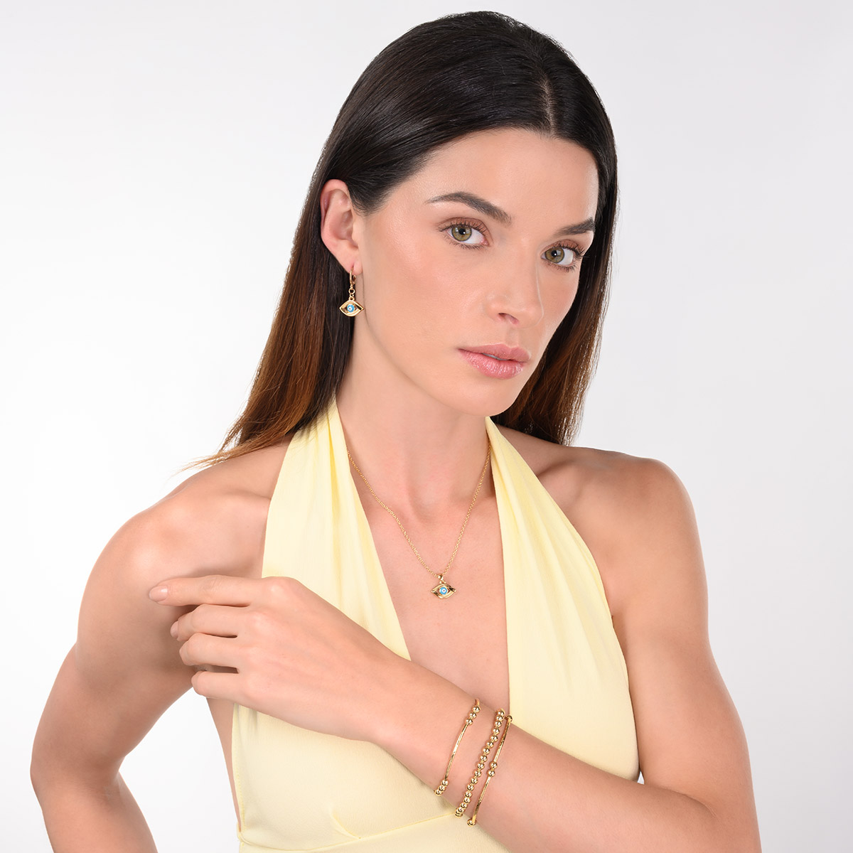 Pulseras doradas con cuentas