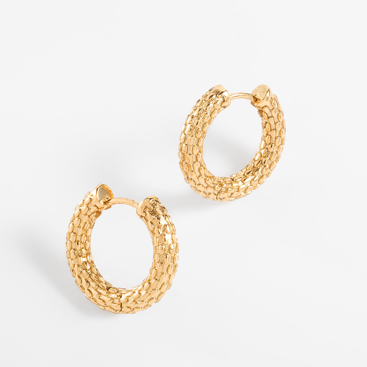 Aros dorados texturizados con 4 baños de oro