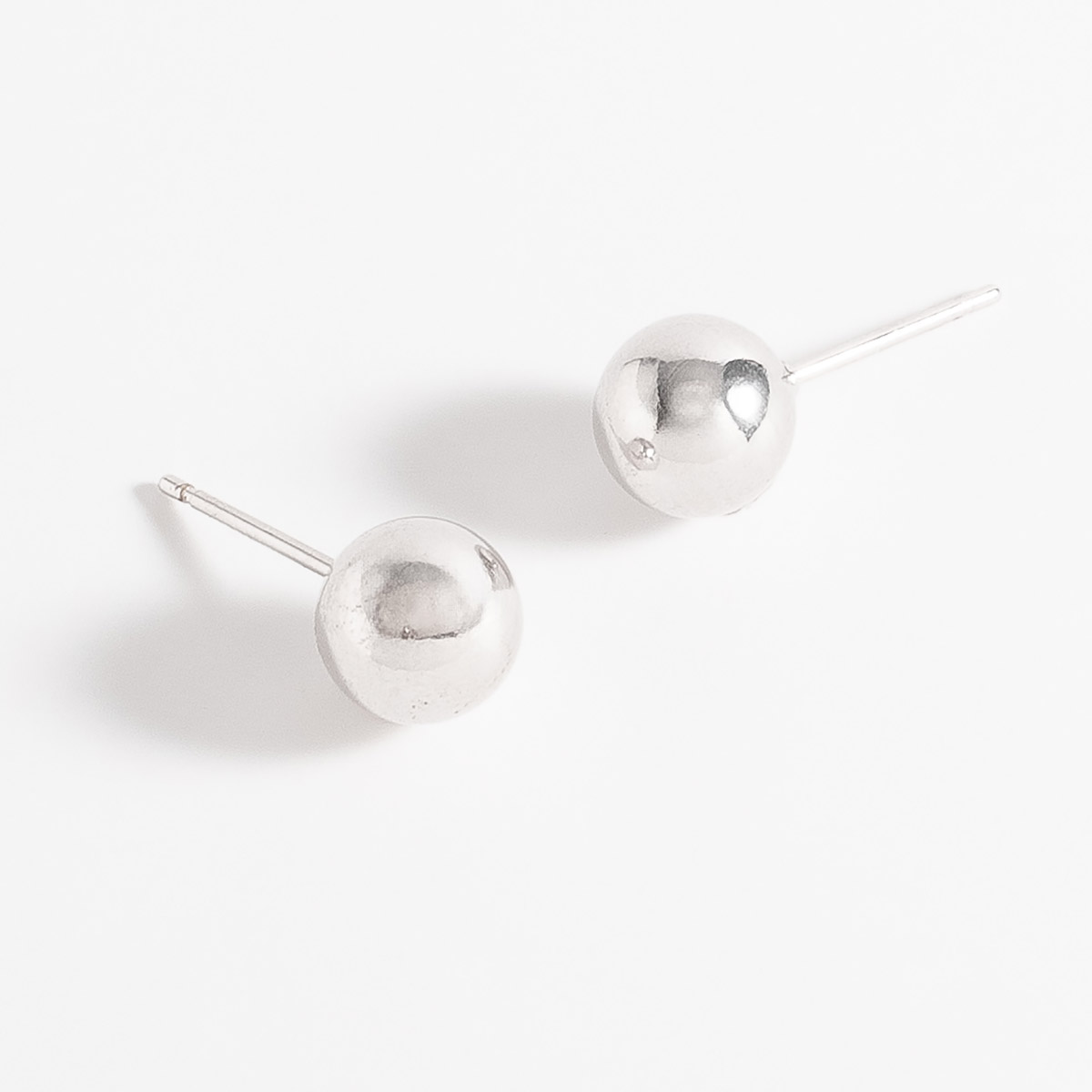 Aretes tipo esfera en baño de platino