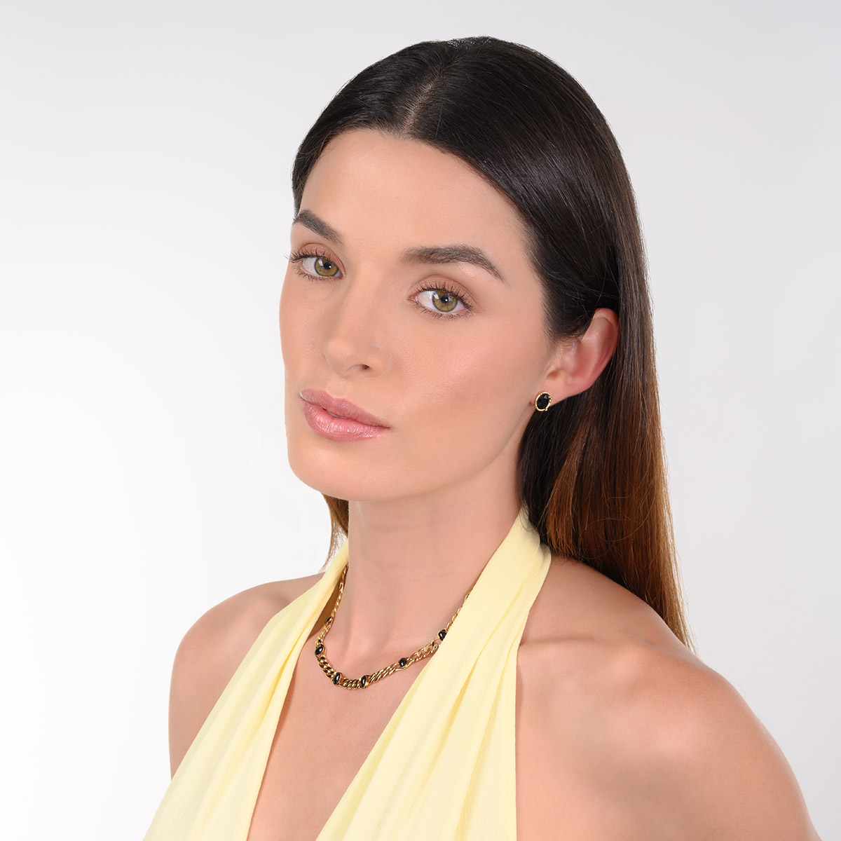 Aretes en baño de oro piedra negra diseño ovalado moderno