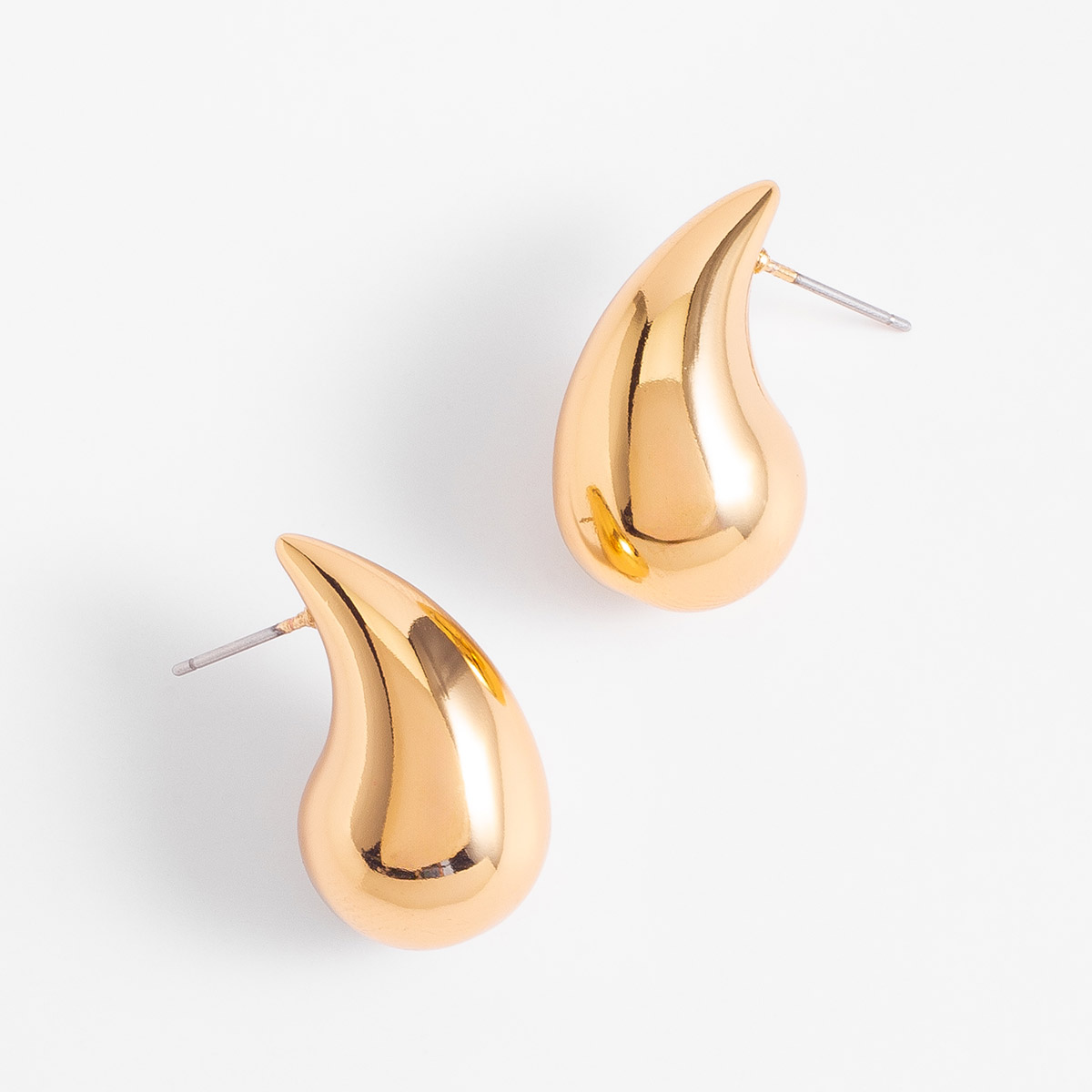 ARETES MEDIANOS, CON POSTE, EN BAÑO DE ORO