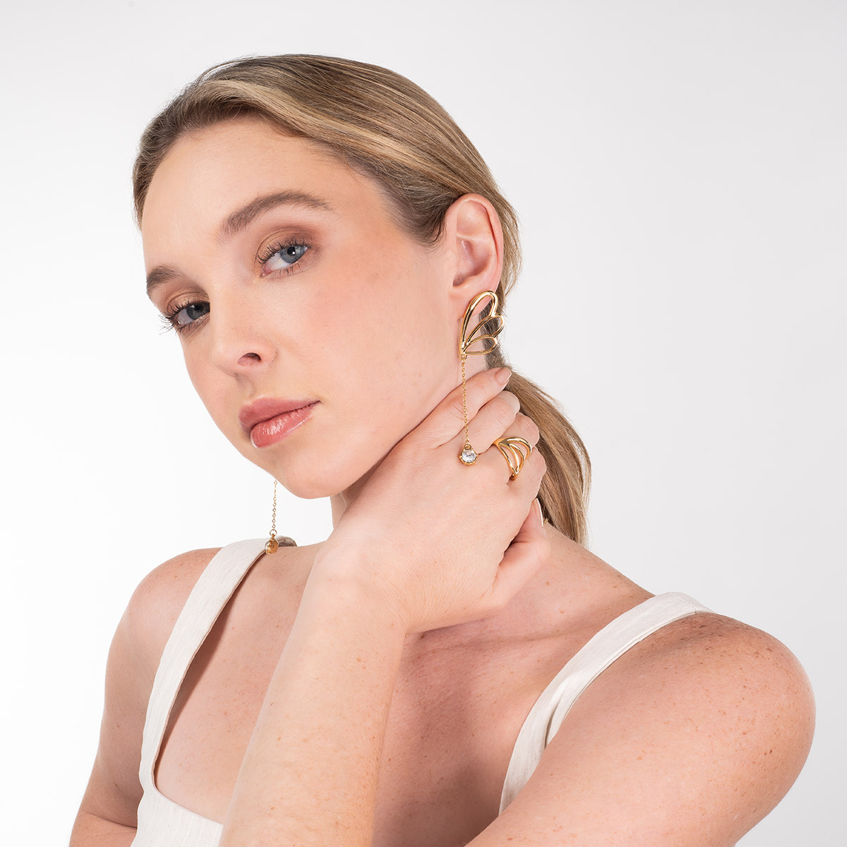 Anillo en baño de oro diseño abierto silueta orgánica moderna