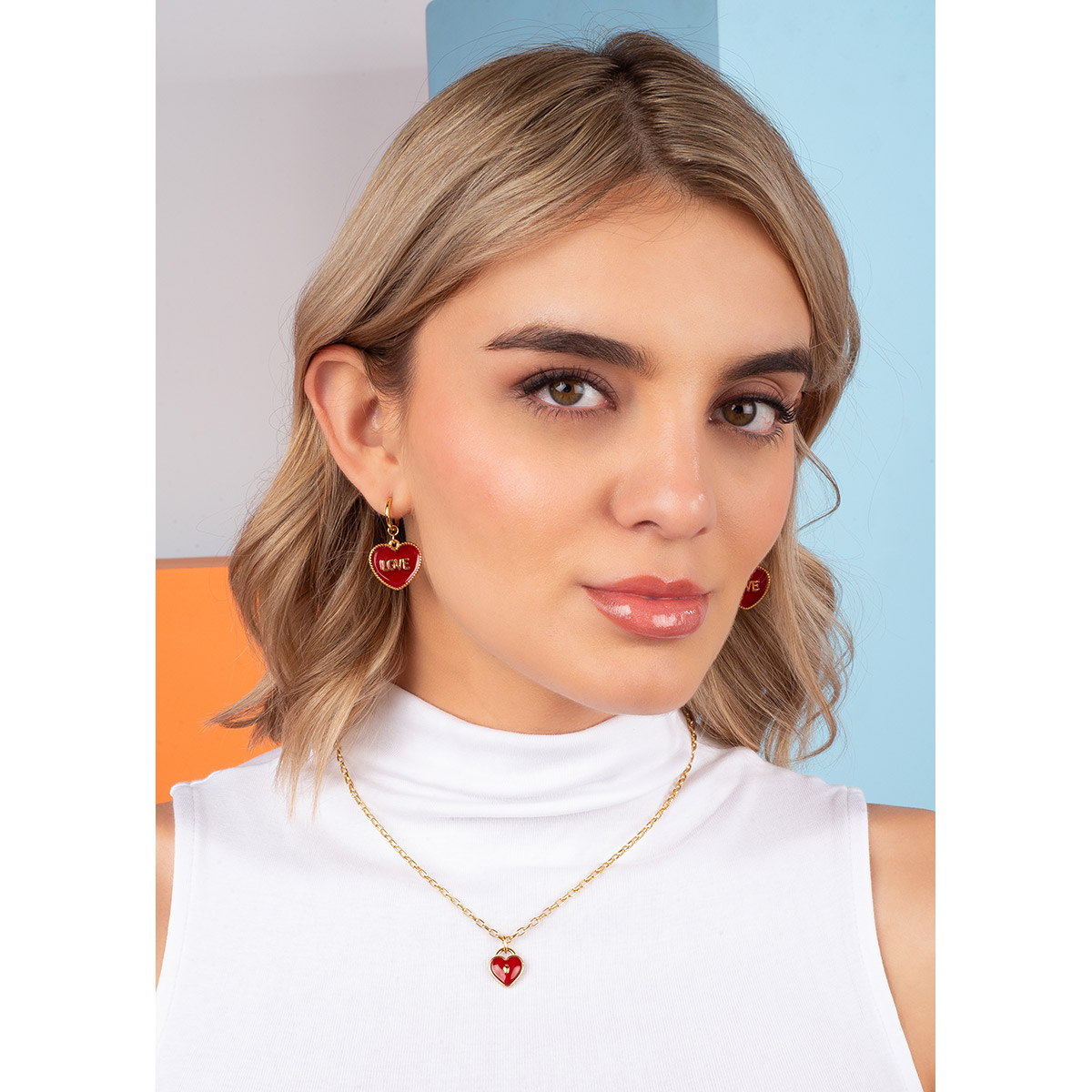 Aretes LOVE con corazón rojo y baño de oro