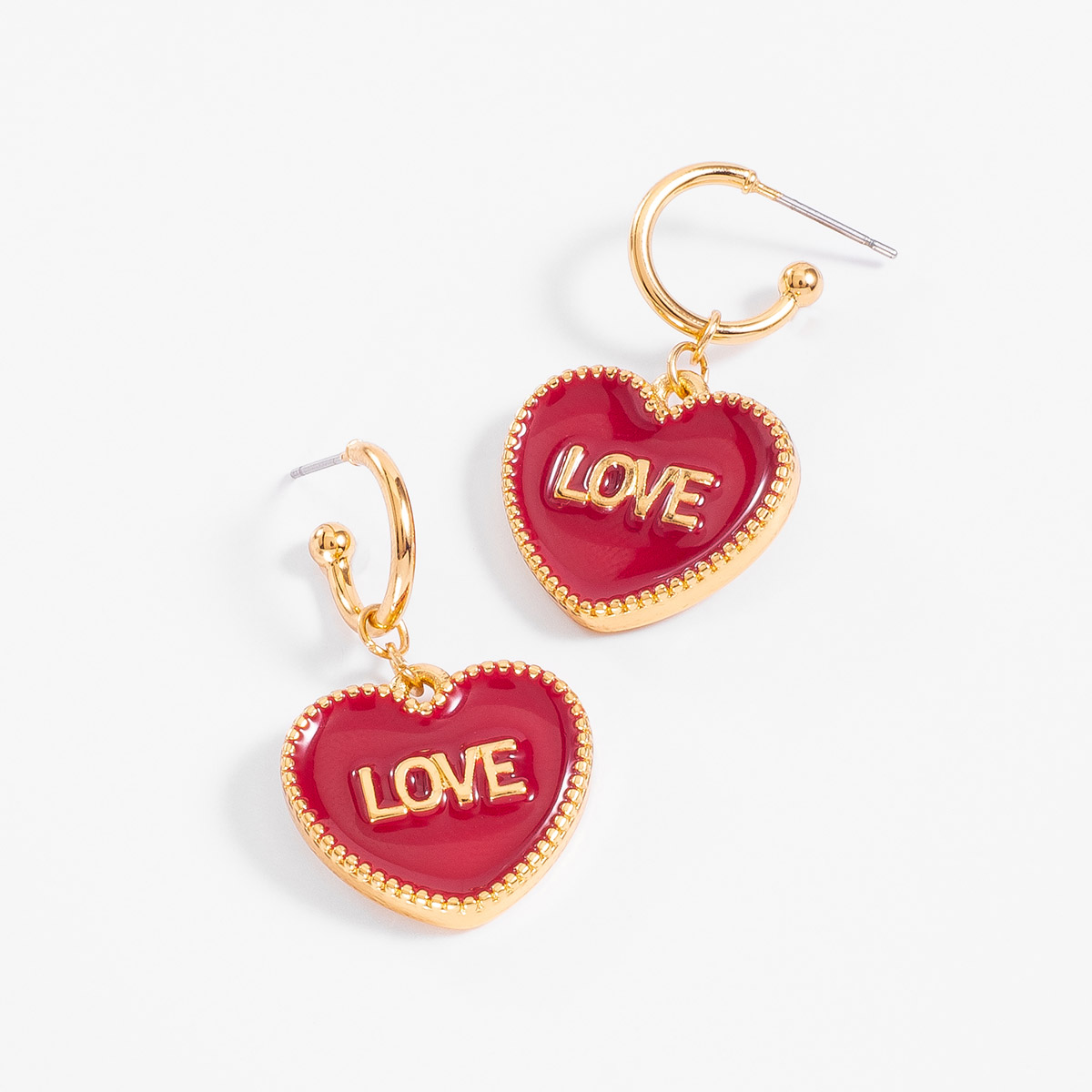 Aretes LOVE con corazón rojo y baño de oro