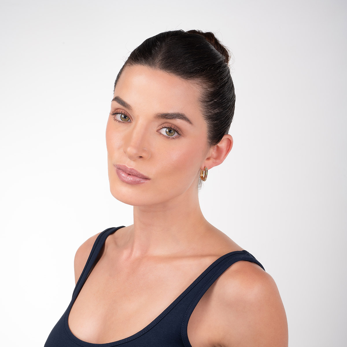 Pendientes de aro dorados con piedras de colores