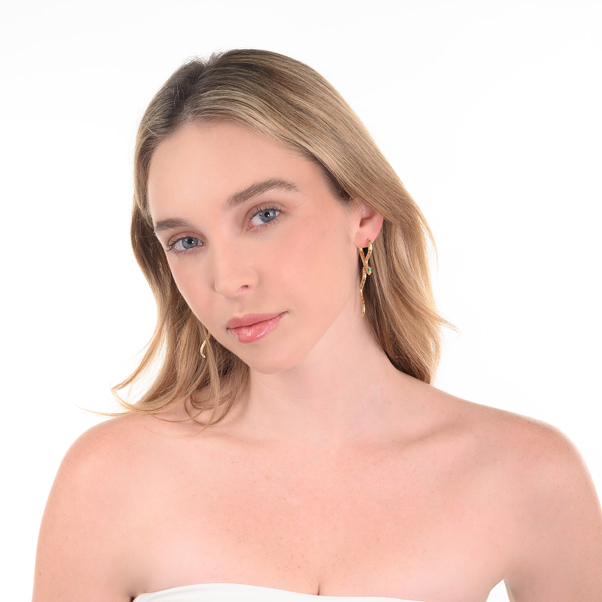 Aretes en baño de oro diseño serpiente con piedra esmeralda