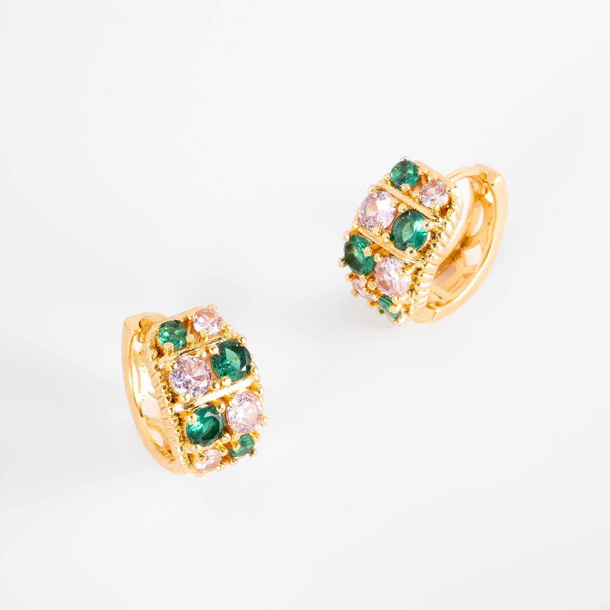 Aretes en baño de oro piedras esmeralda y rosa diseño ancho