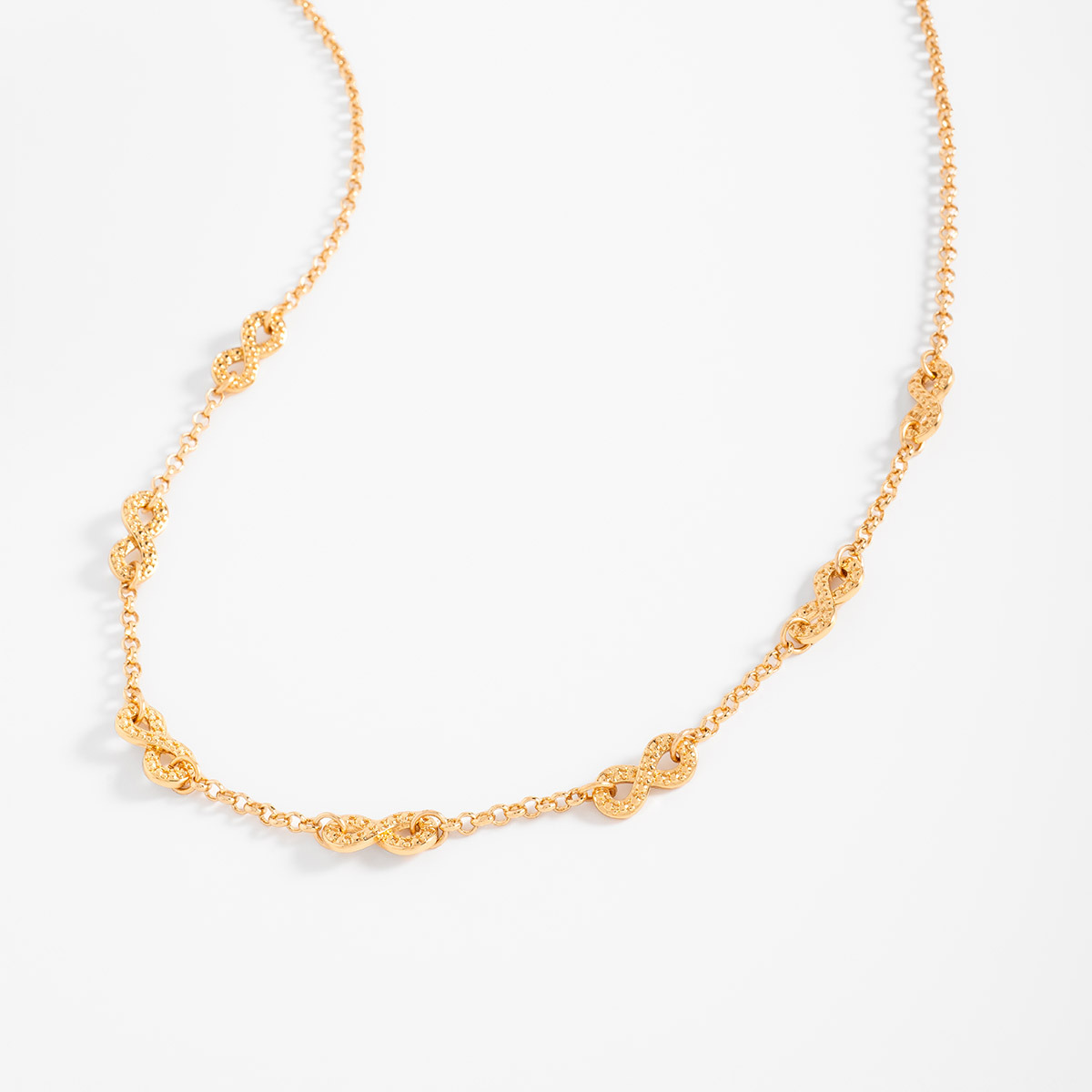 Collar con 4 baños  de oro de 18k con eslabones de infinito texturizados
