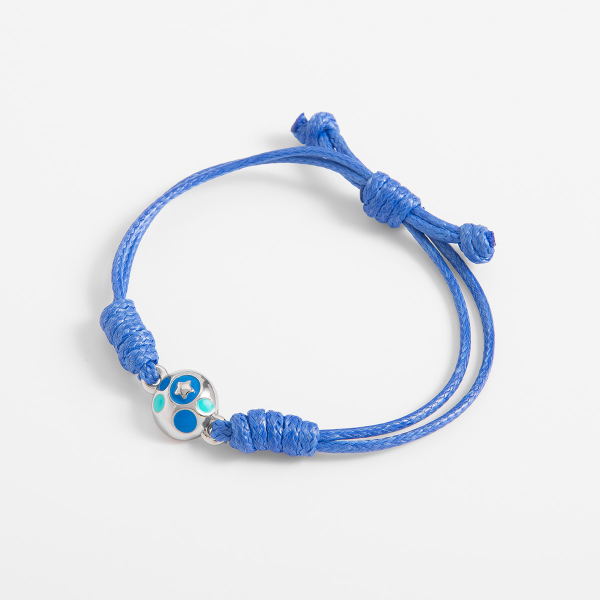 Pulsera ajustable de cordón color azul con dije en baño de rodio