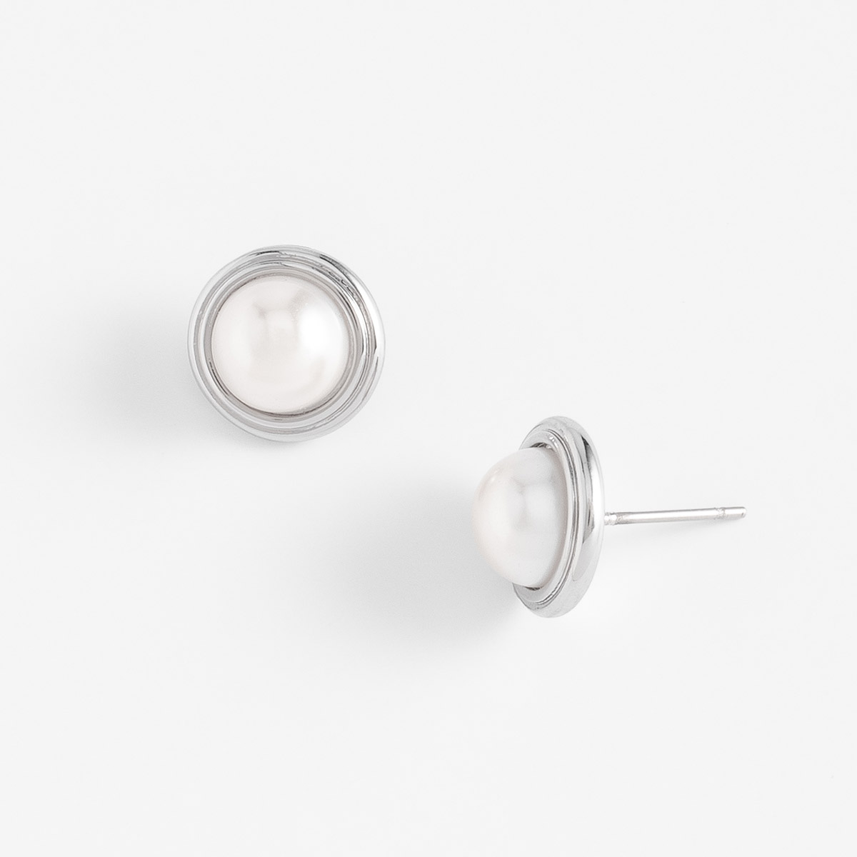 Aretes en baño de rodio con perlas en tono crema clásico