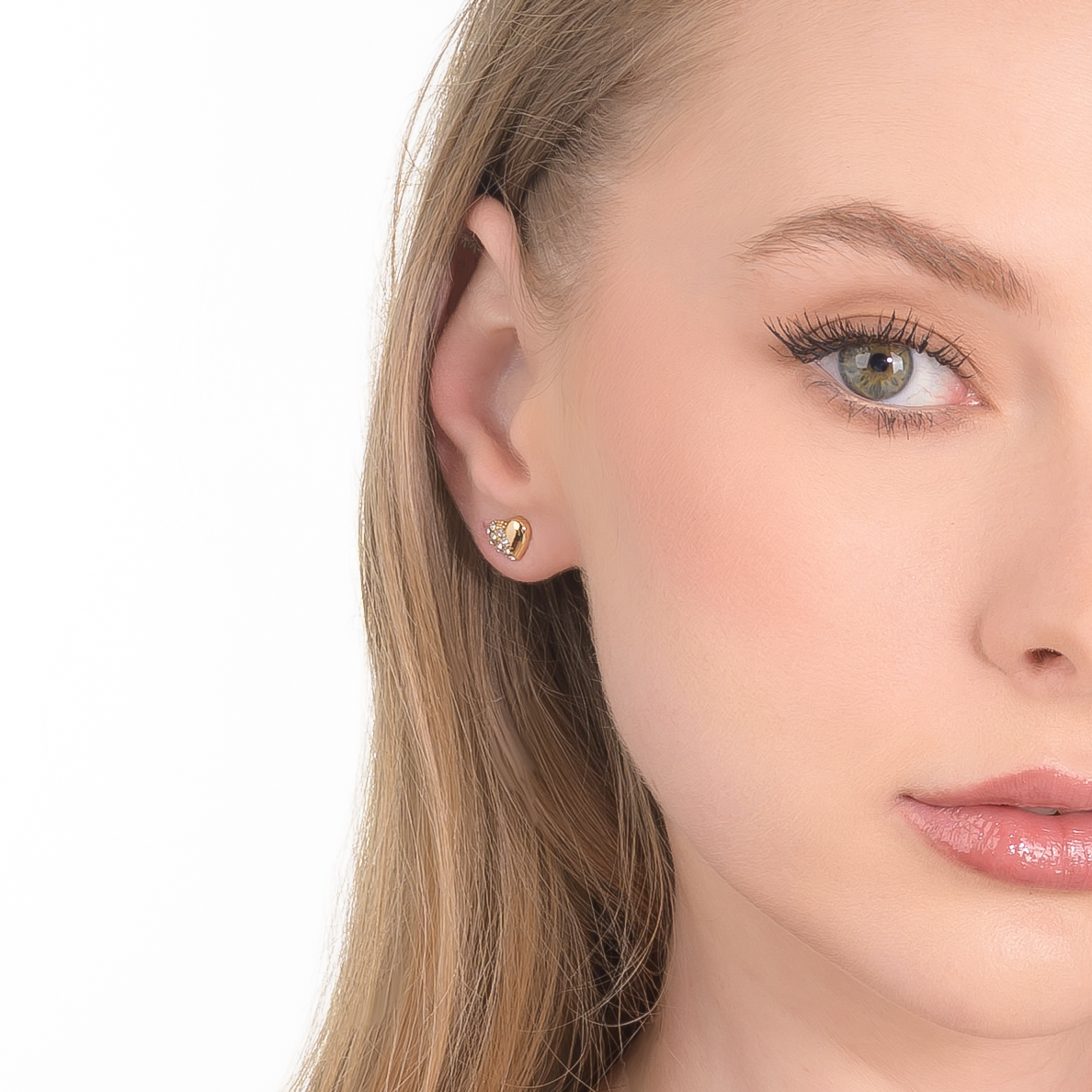 Aretes en baño de oro con forma de corazón y aplicaciones de piedras