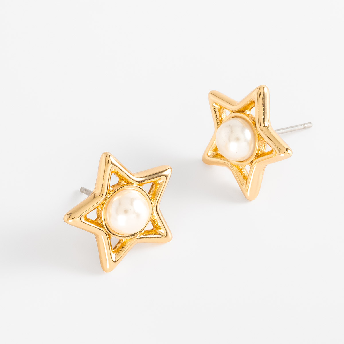 Aretes en baño de oro estrella con perla sintética tono crema
