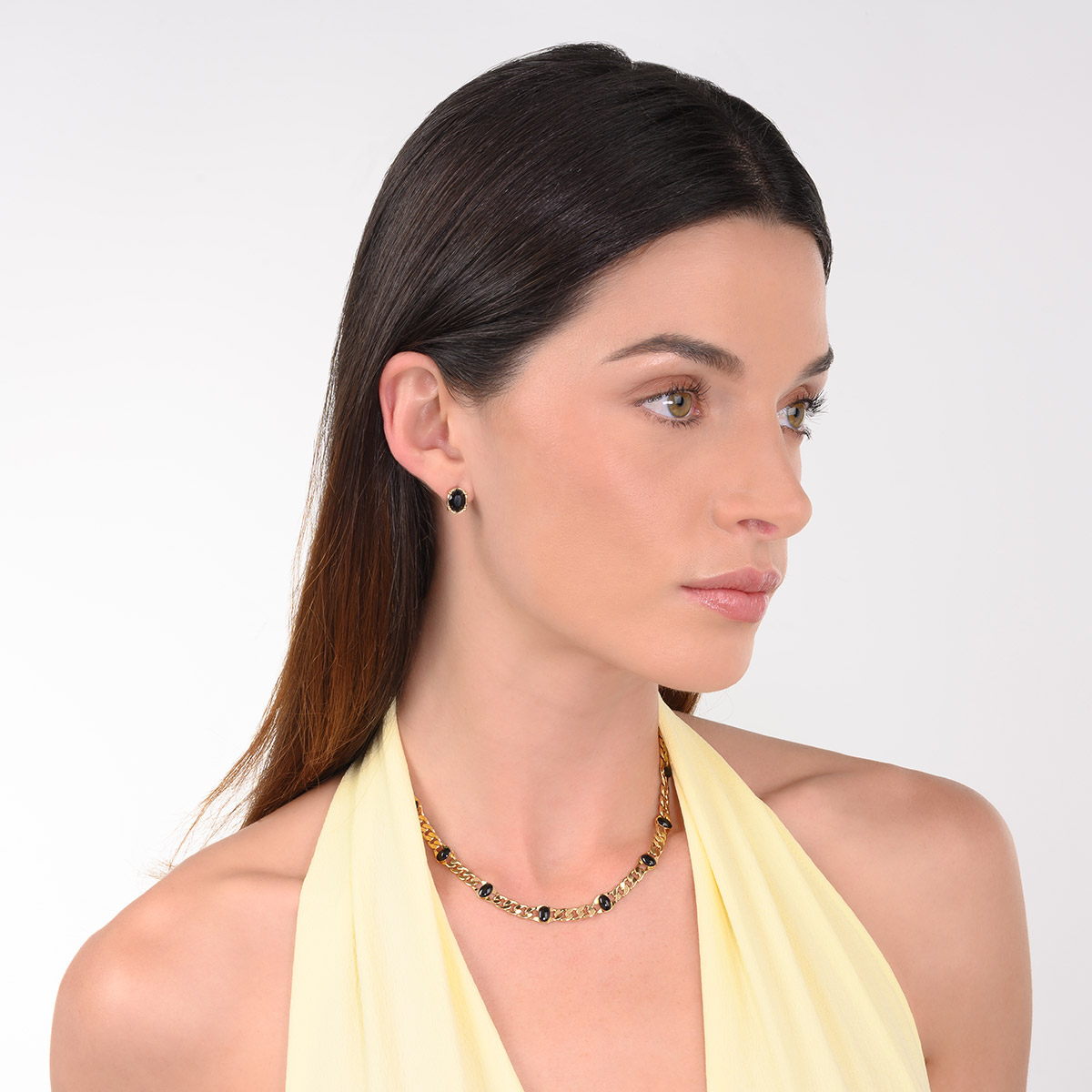 Aretes en baño de oro piedra negra diseño ovalado moderno