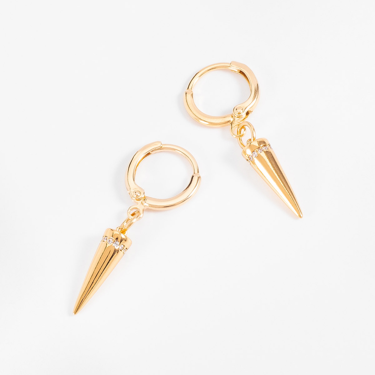 Aretes en baño de oro con diseño colgante cónico