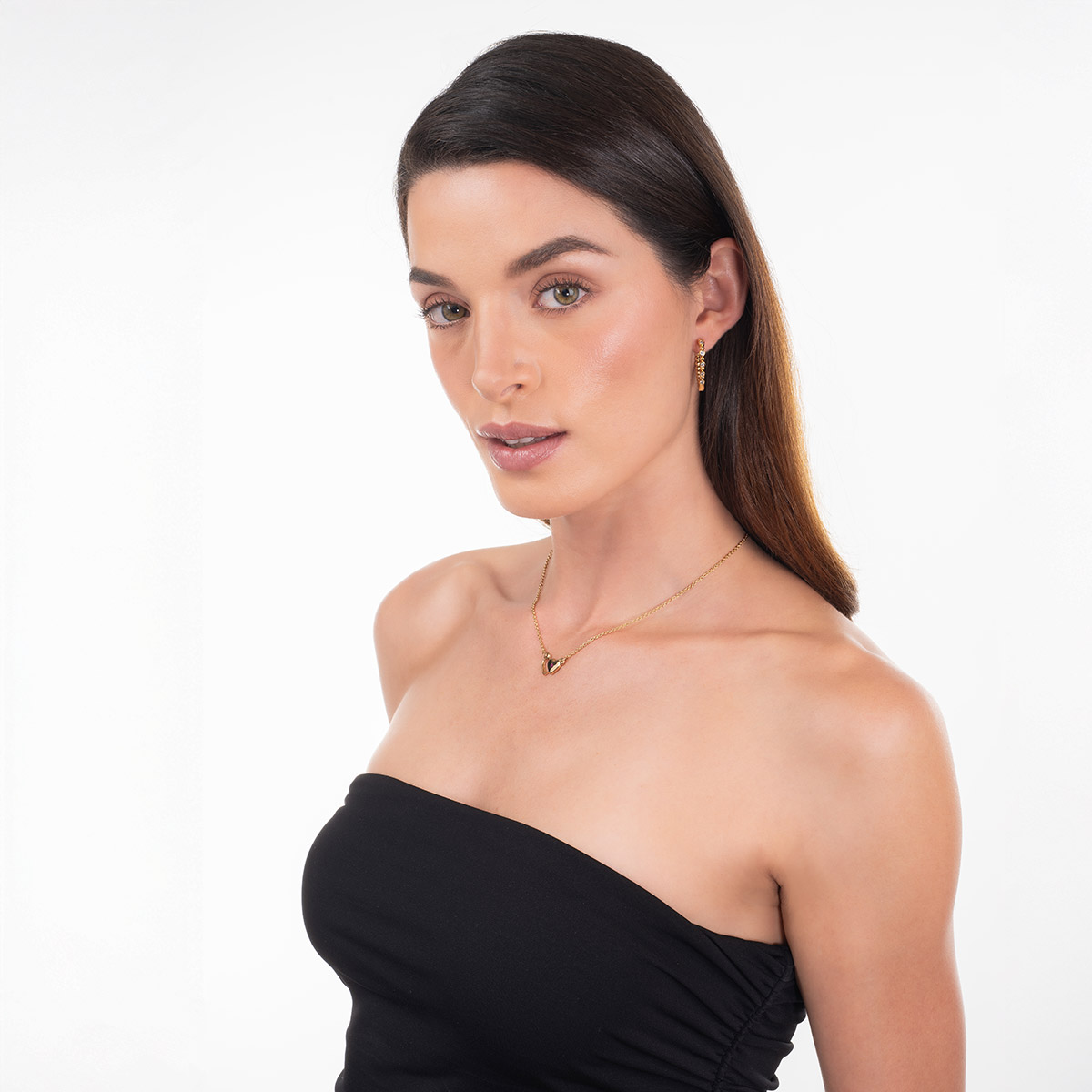 Aretes en baño de oro corazones detalle piedras toque brillante