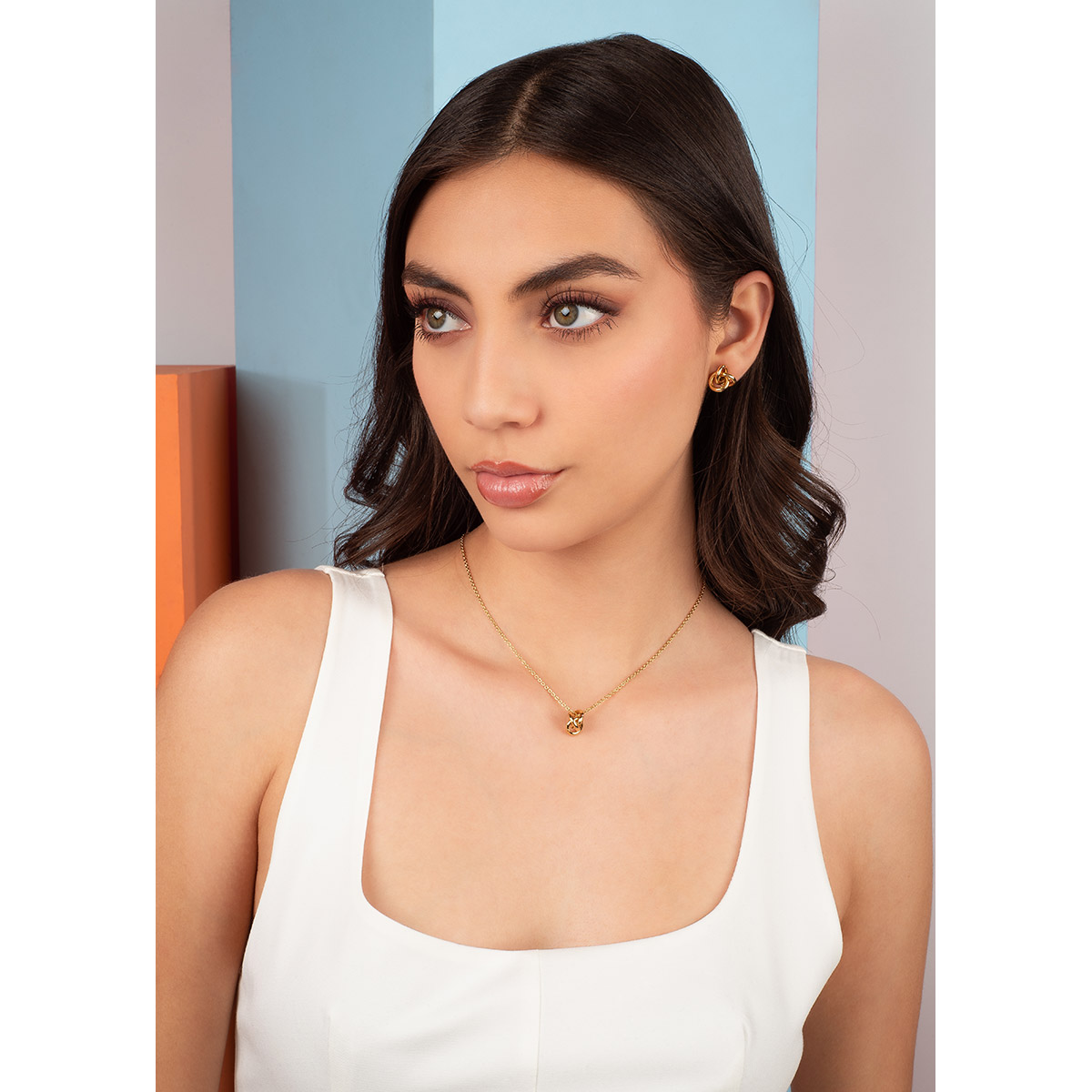 Aretes de nudo dorado