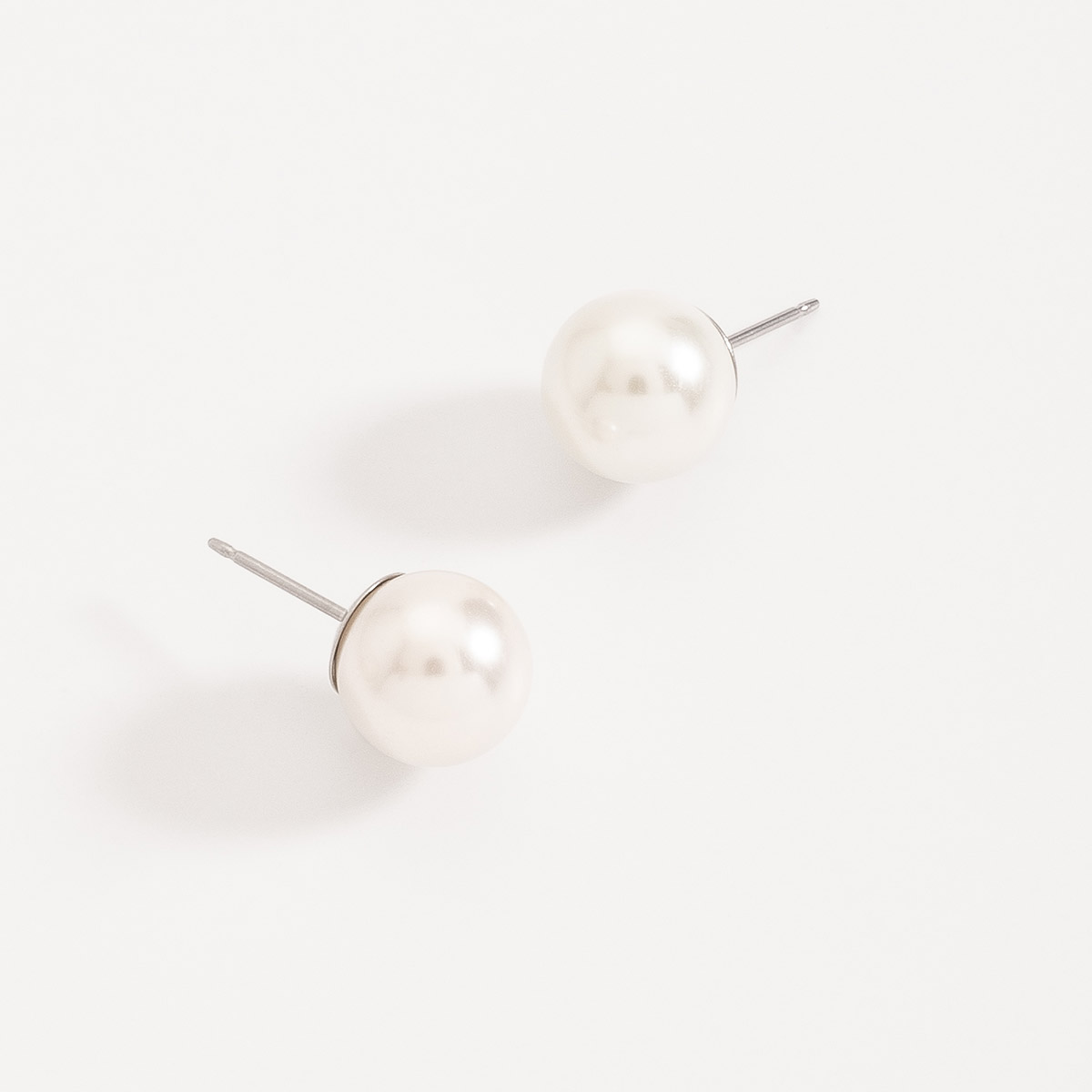 Arete de poste con perla tono crema