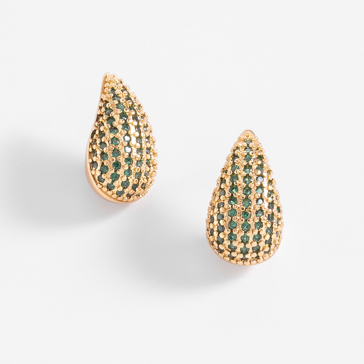 Aretes en baño de oro forma gota piedras toque brillante