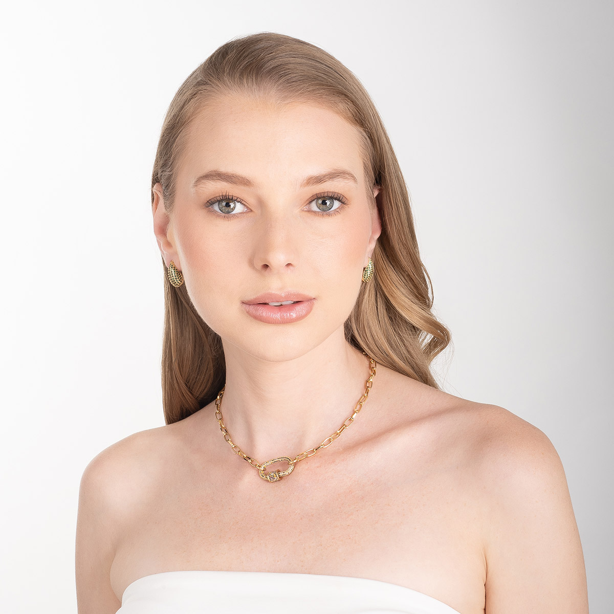 Aretes en baño de oro forma gota piedras toque brillante