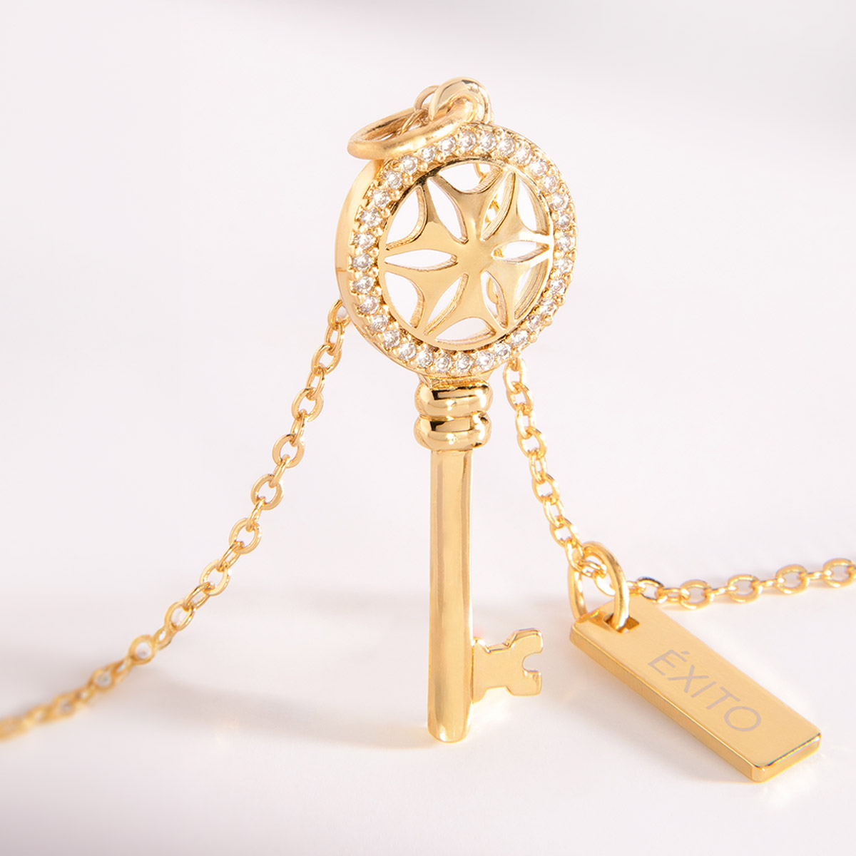 Collar de llave dorada