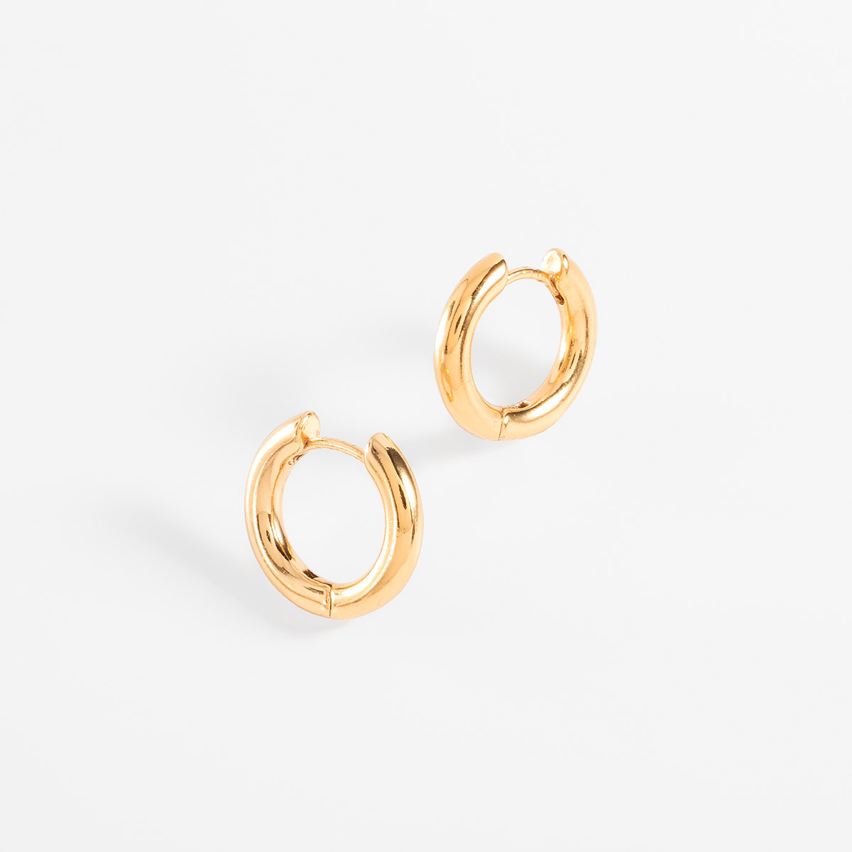 Aretes en baño de oro diseño aro clásico minimalista