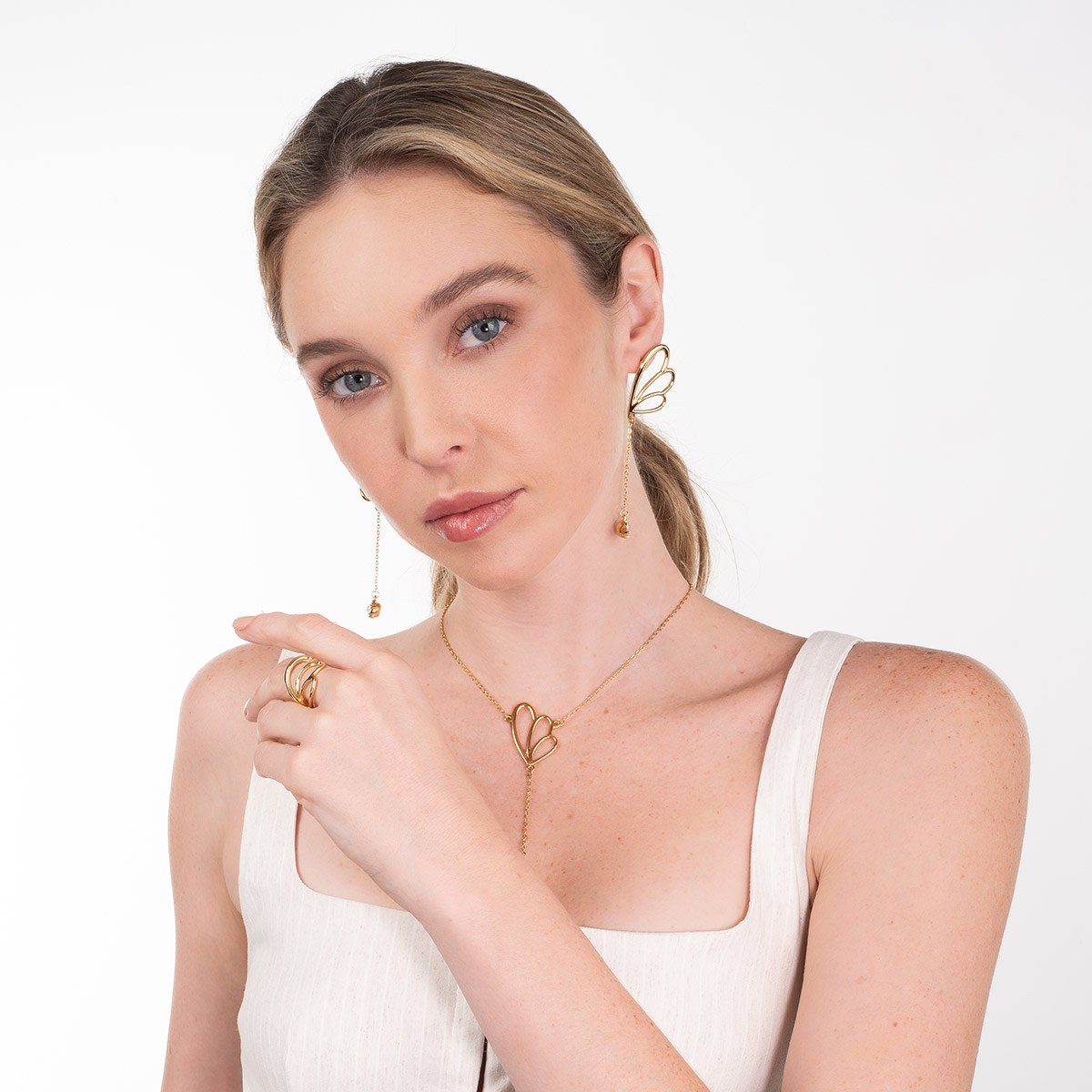 Anillo en baño de oro diseño abierto silueta orgánica moderna